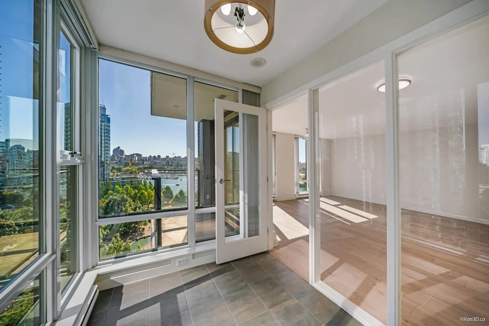 1506 583 Beach Crescent