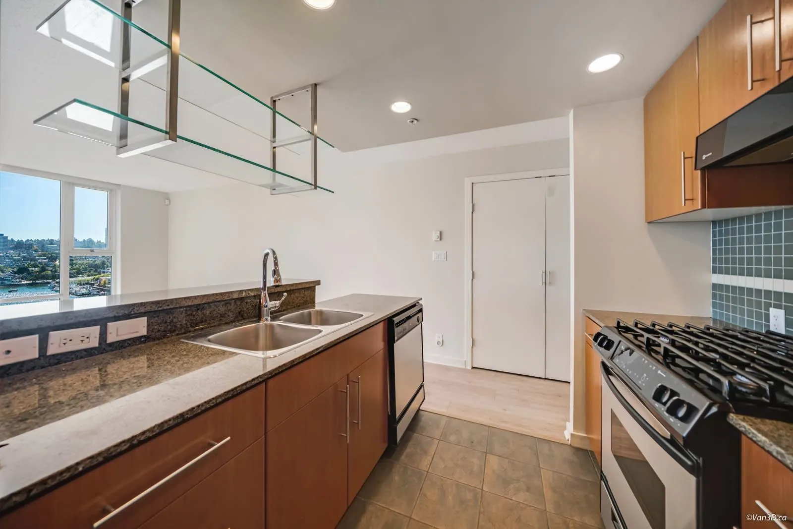1506 583 Beach Crescent