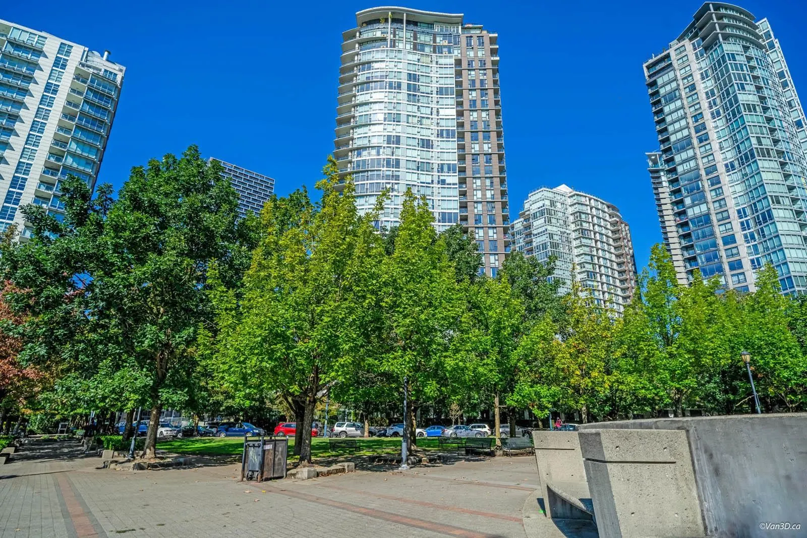 1506 583 Beach Crescent