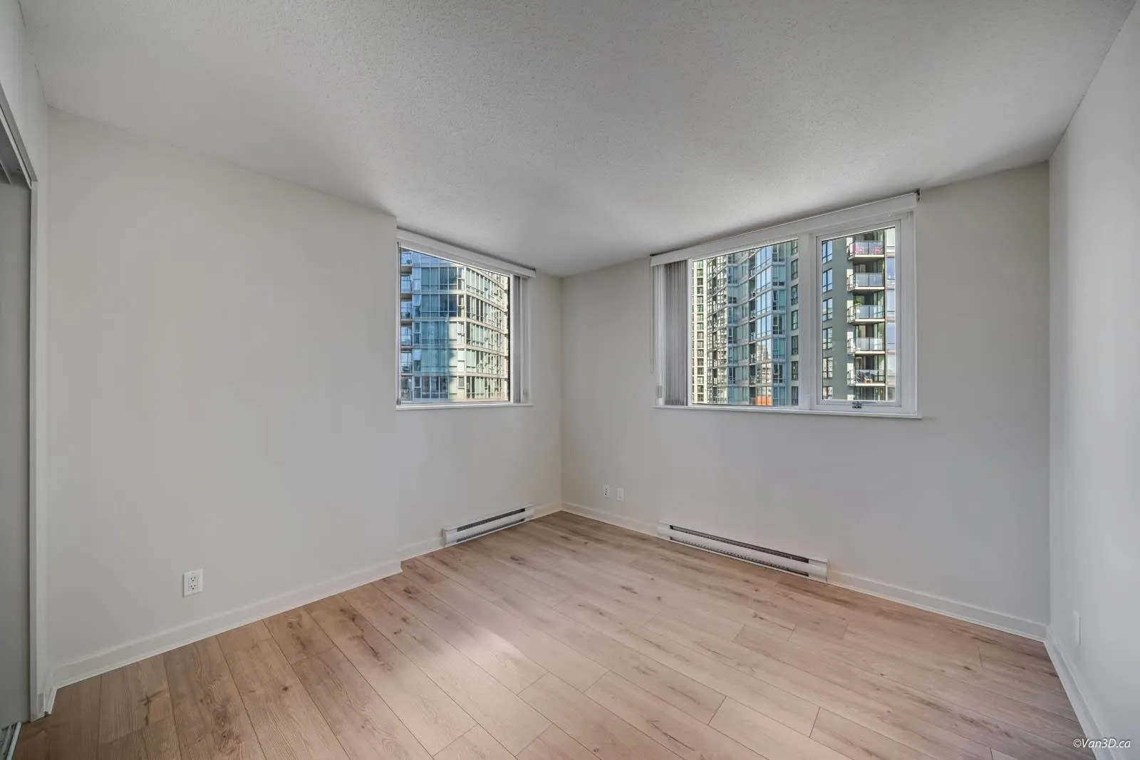 1506 583 Beach Crescent