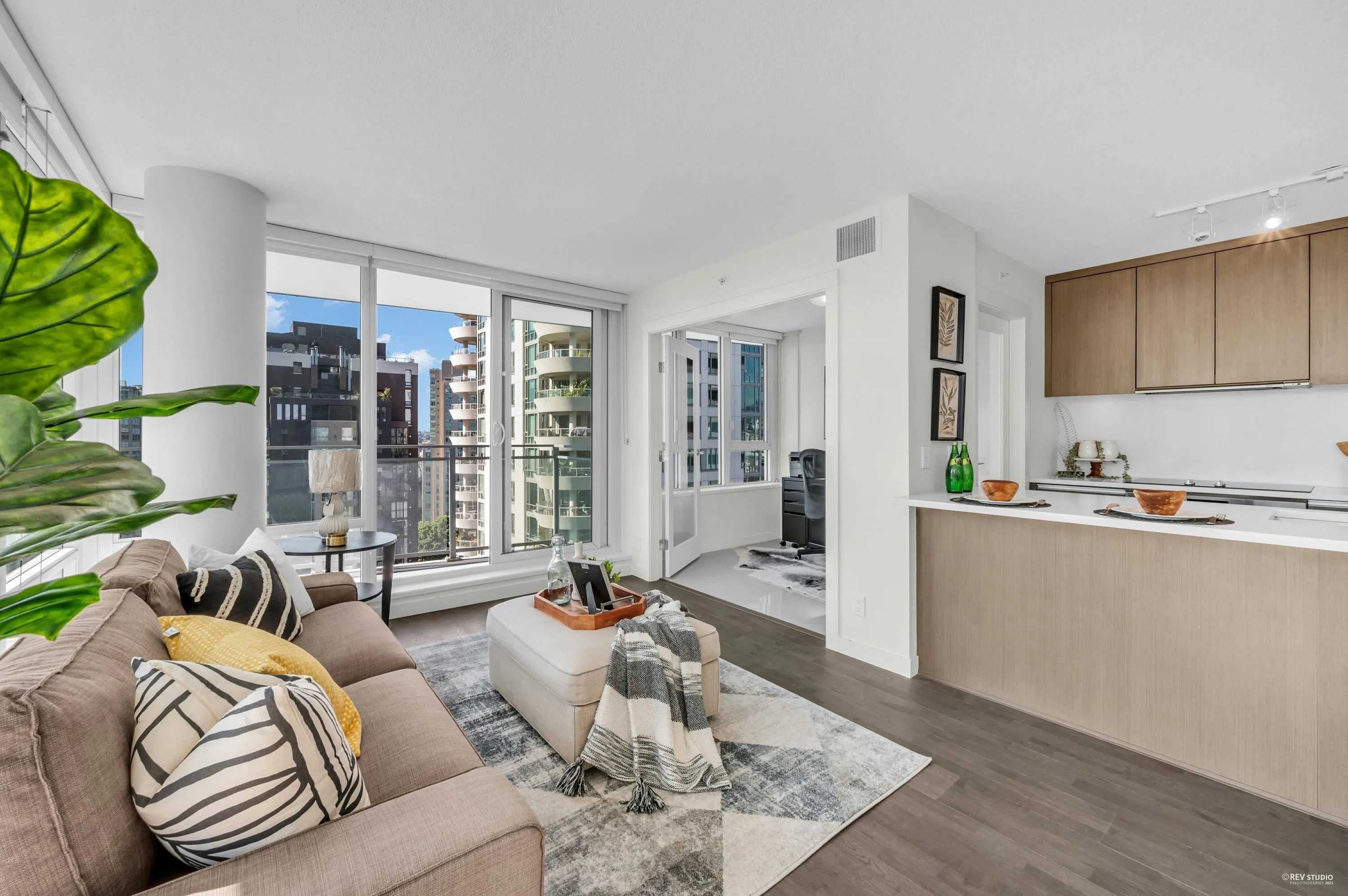 1606 1009 Harwood Street