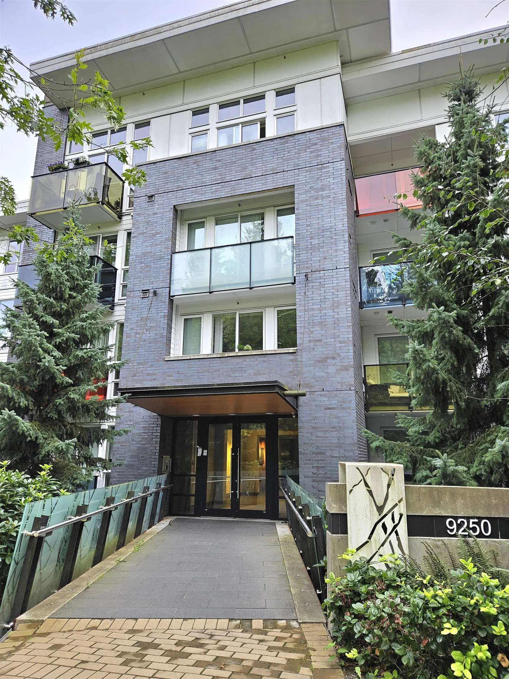 209 9250 University High Street