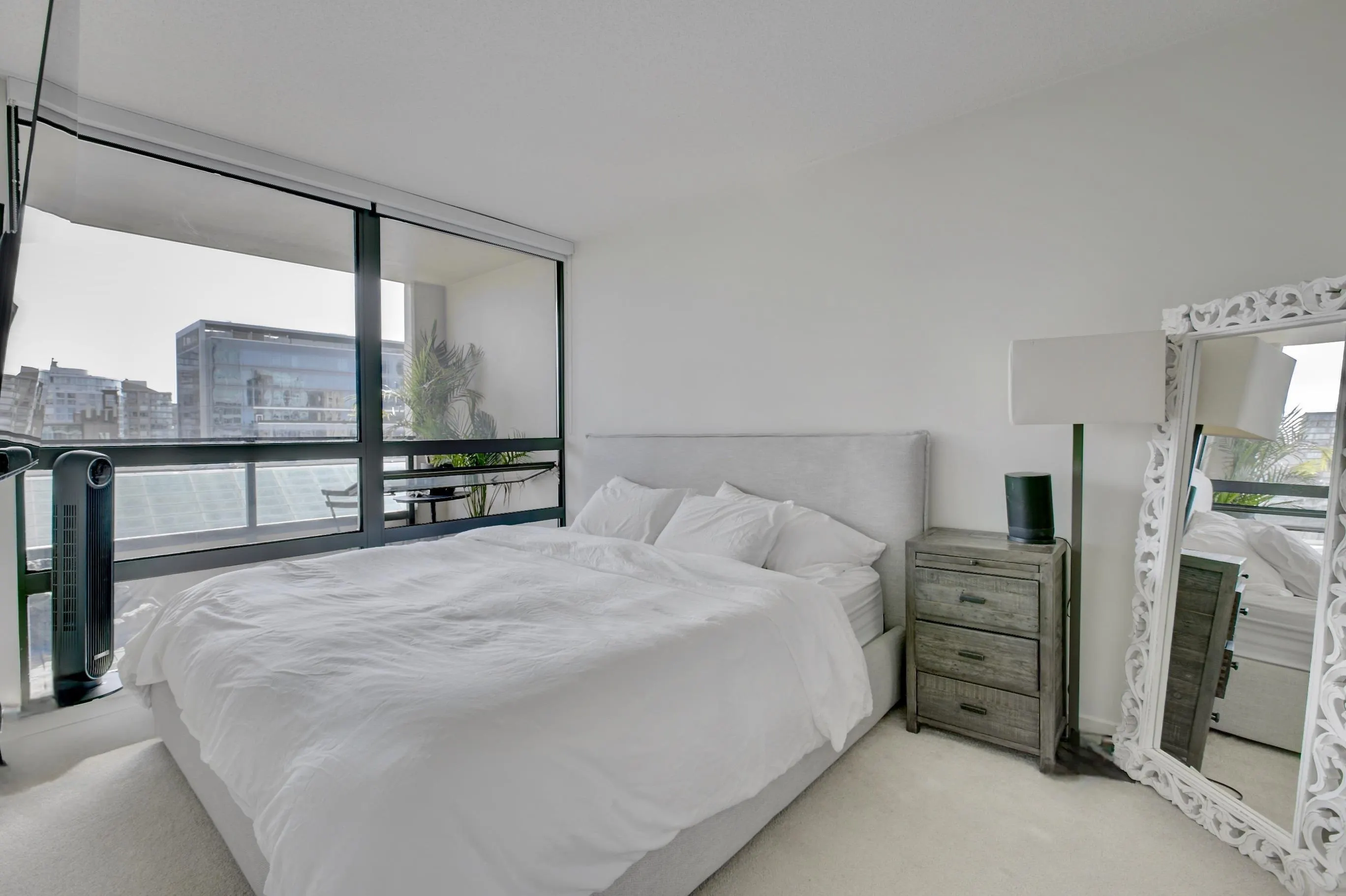 1303 938 Smithe Street