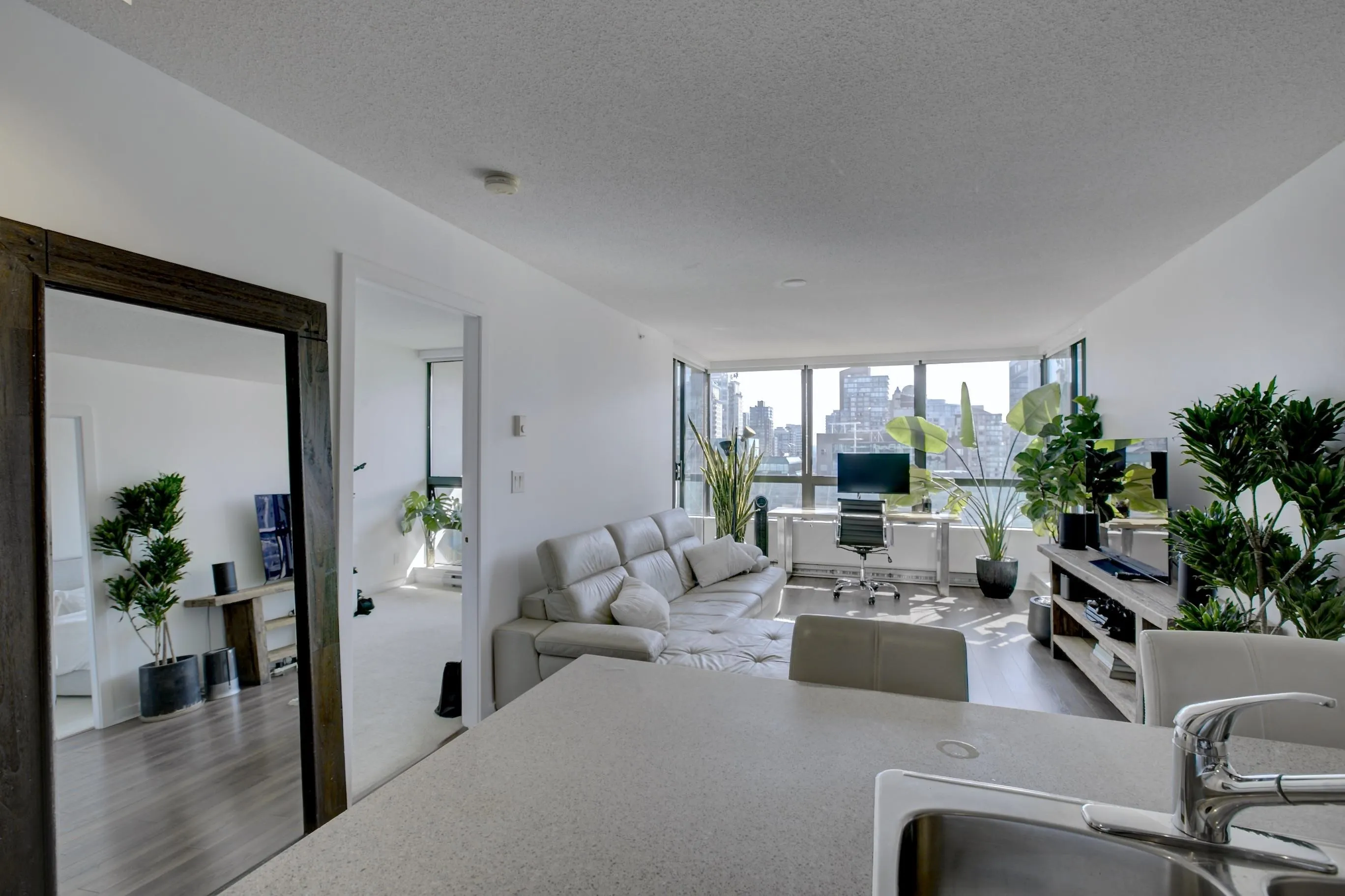 1303 938 Smithe Street