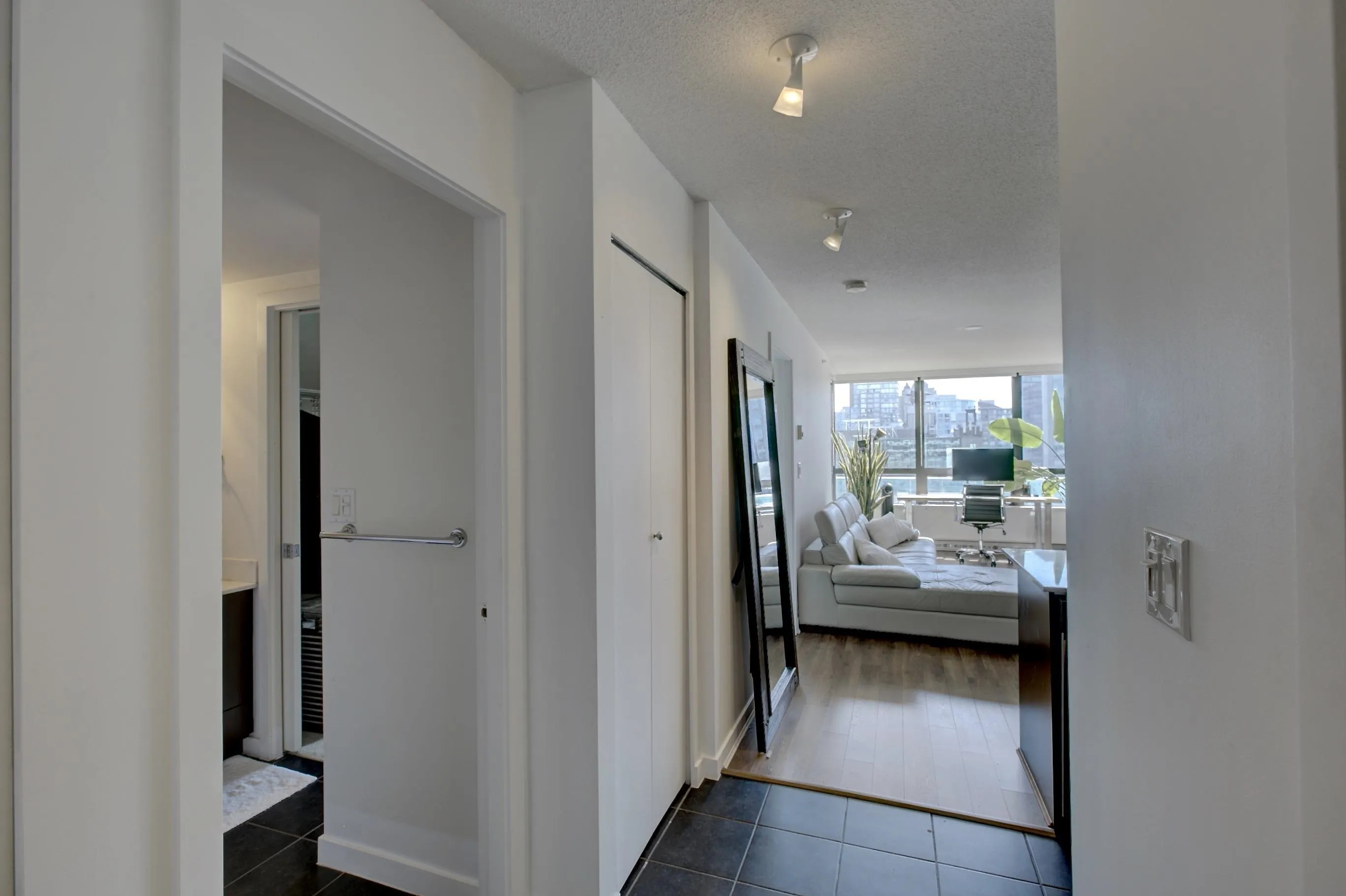 1303 938 Smithe Street