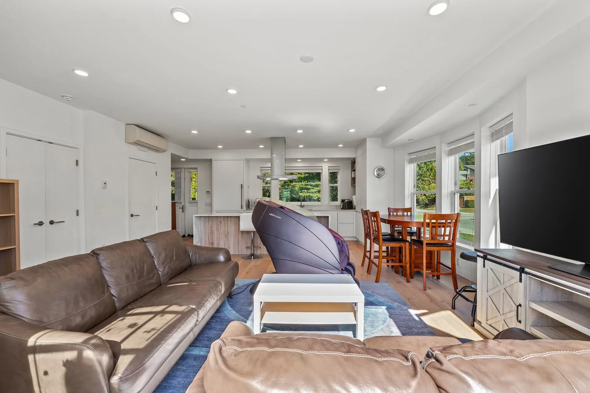 1312 W 57th Avenue