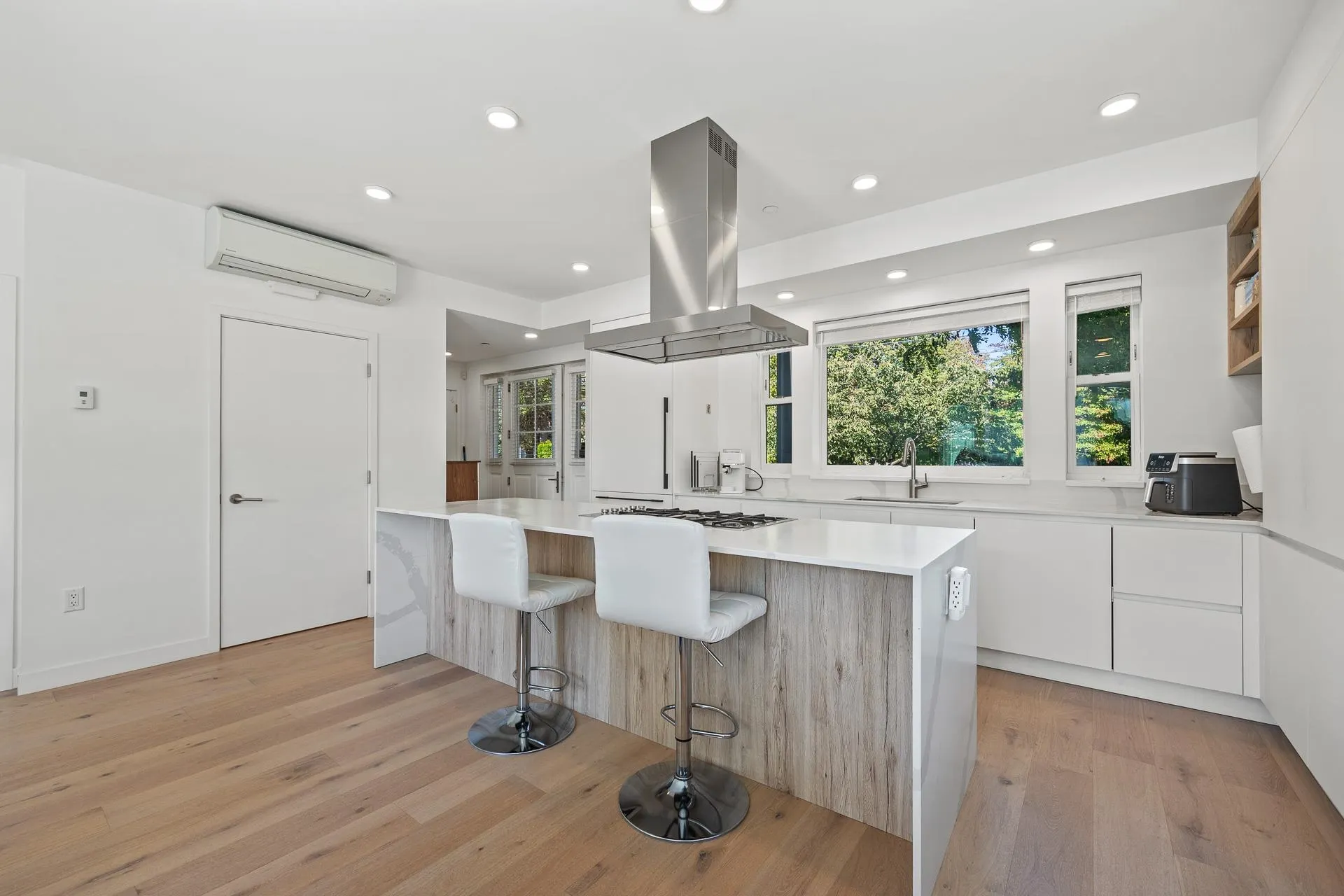 1312 W 57th Avenue