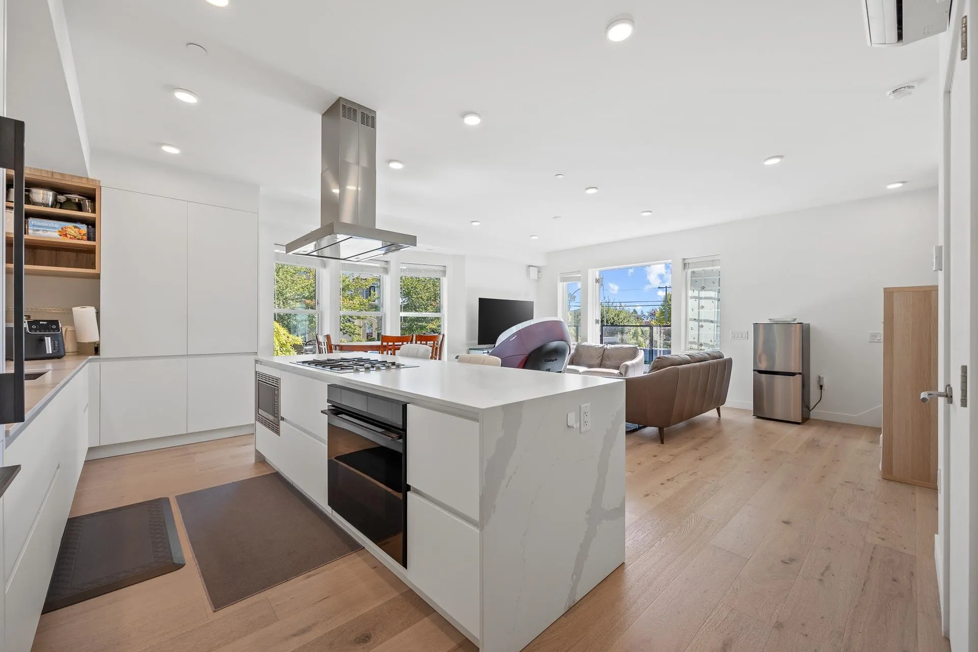 1312 W 57th Avenue