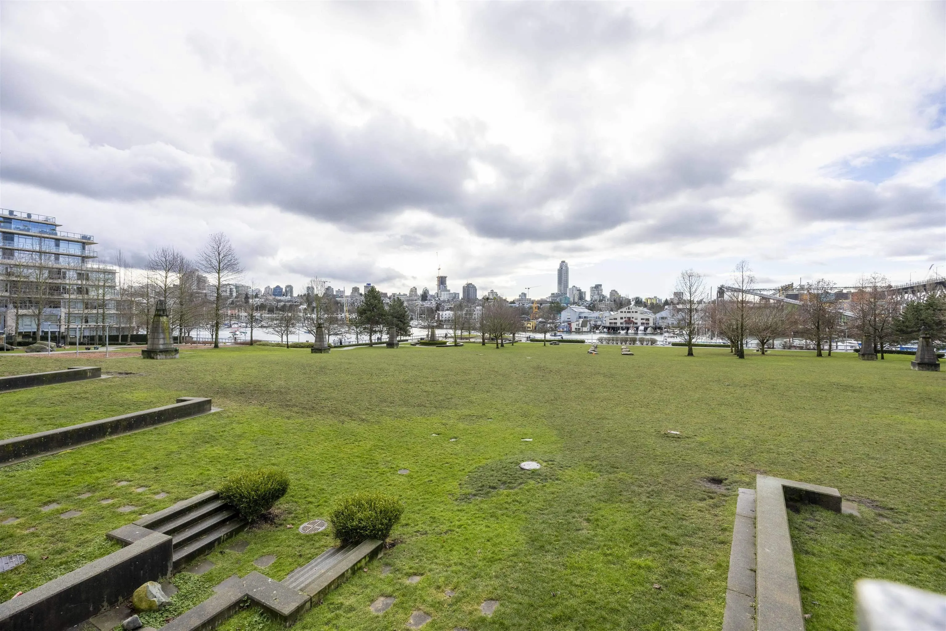 3207 583 Beach Crescent