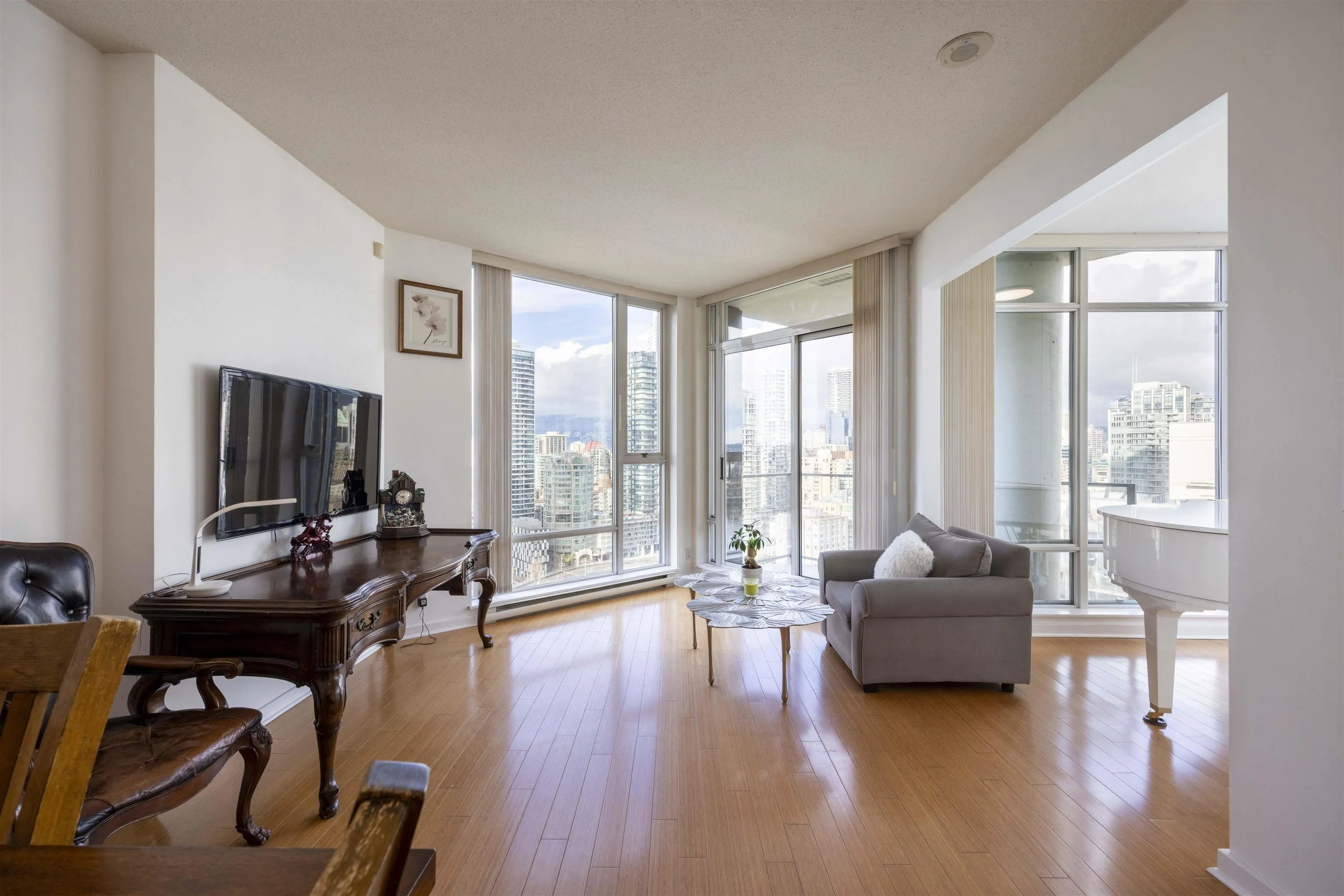 3207 583 Beach Crescent
