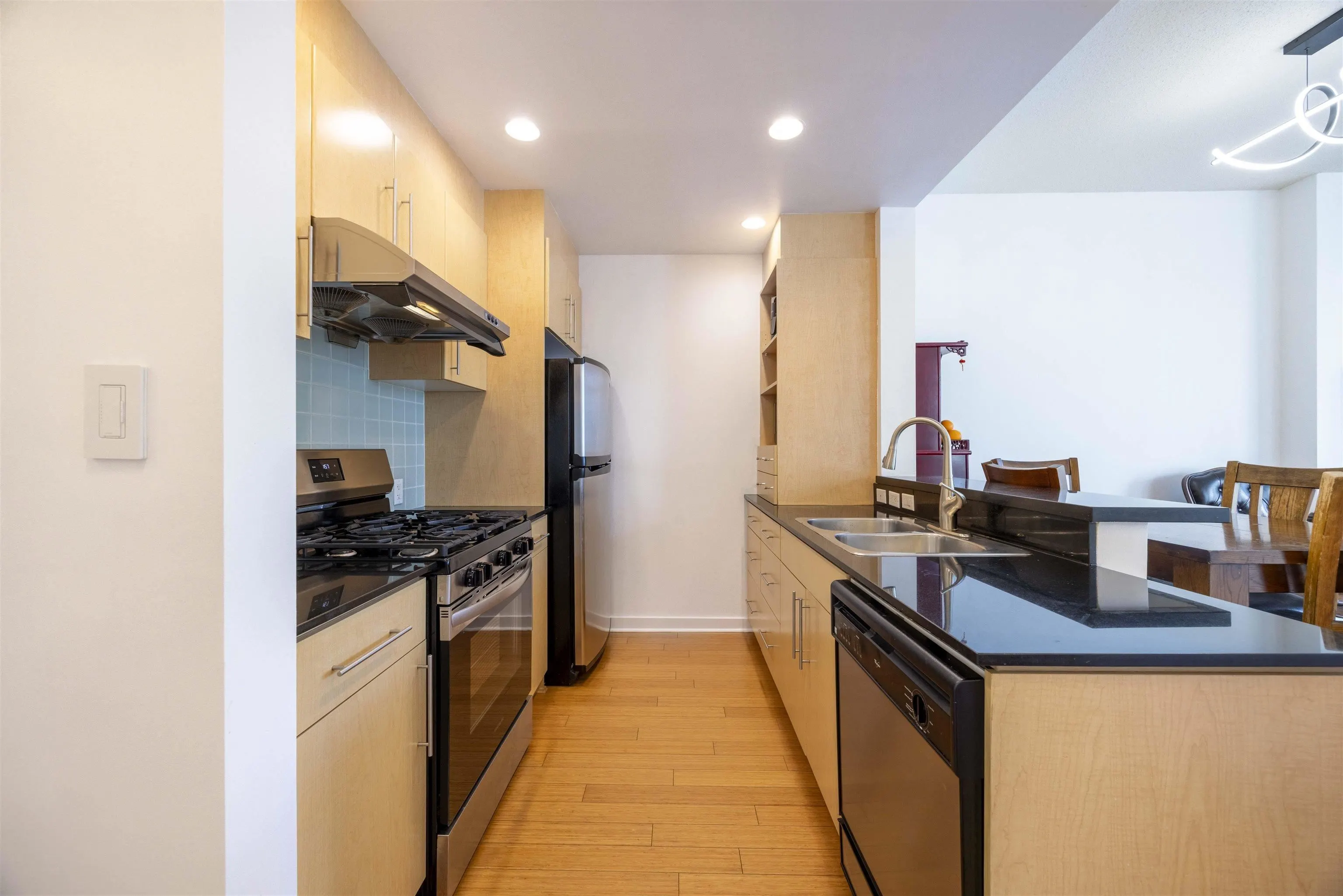 3207 583 Beach Crescent
