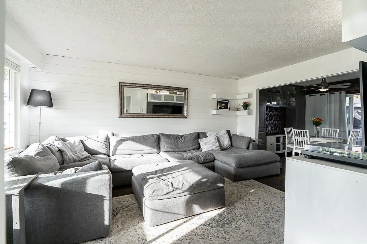 5243 Maple Crescent