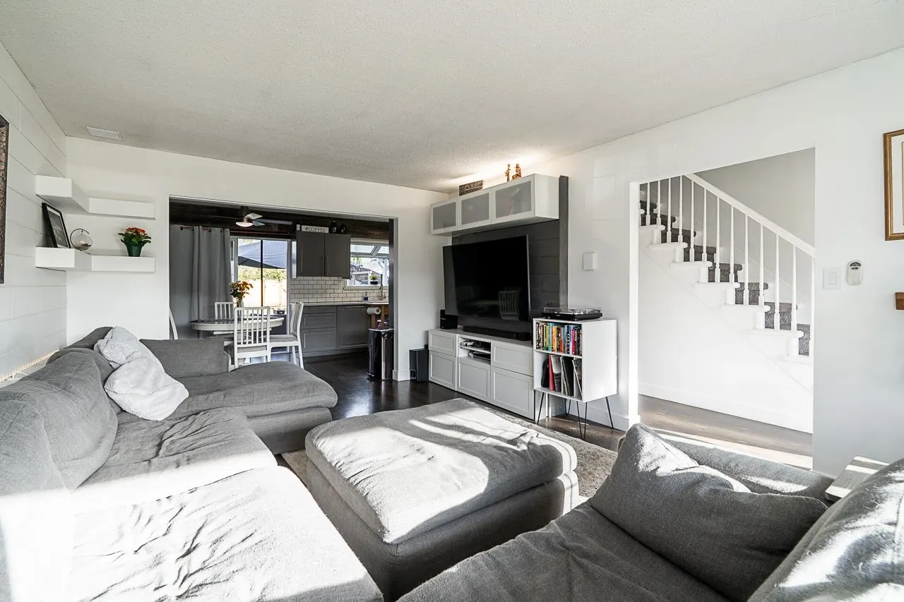 5243 Maple Crescent