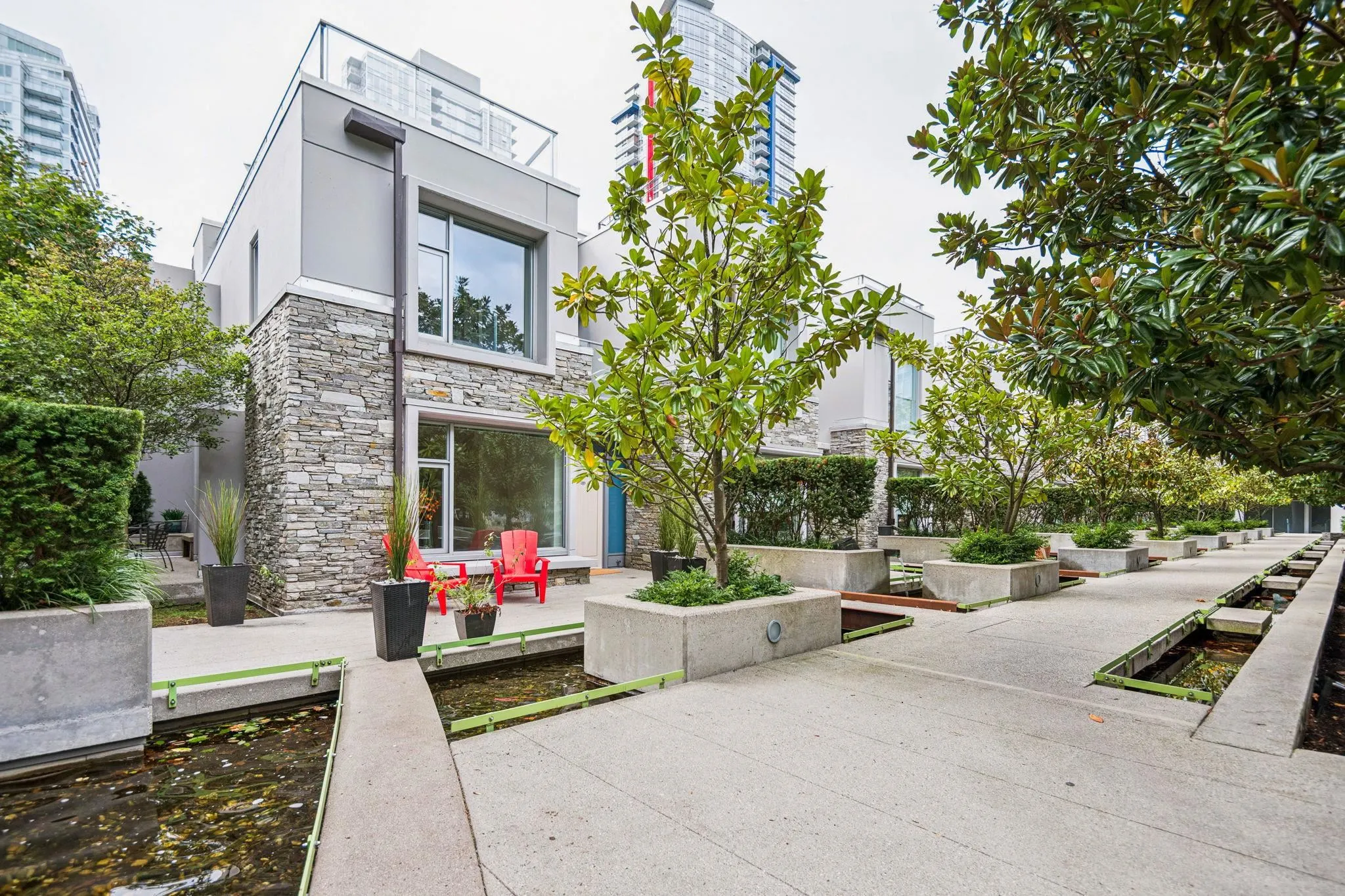 239 188 Keefer Place
