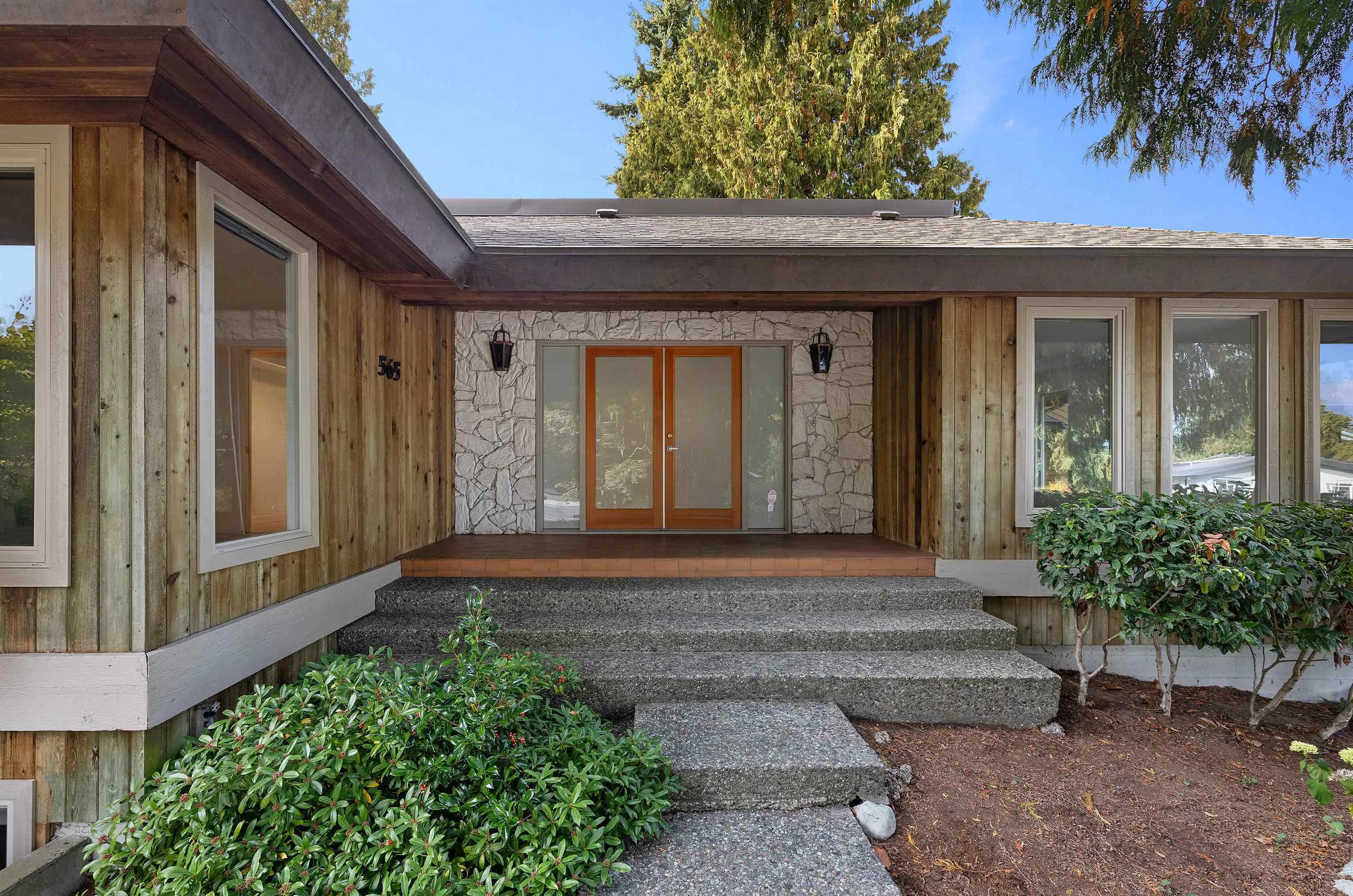 565 Tralee Crescent