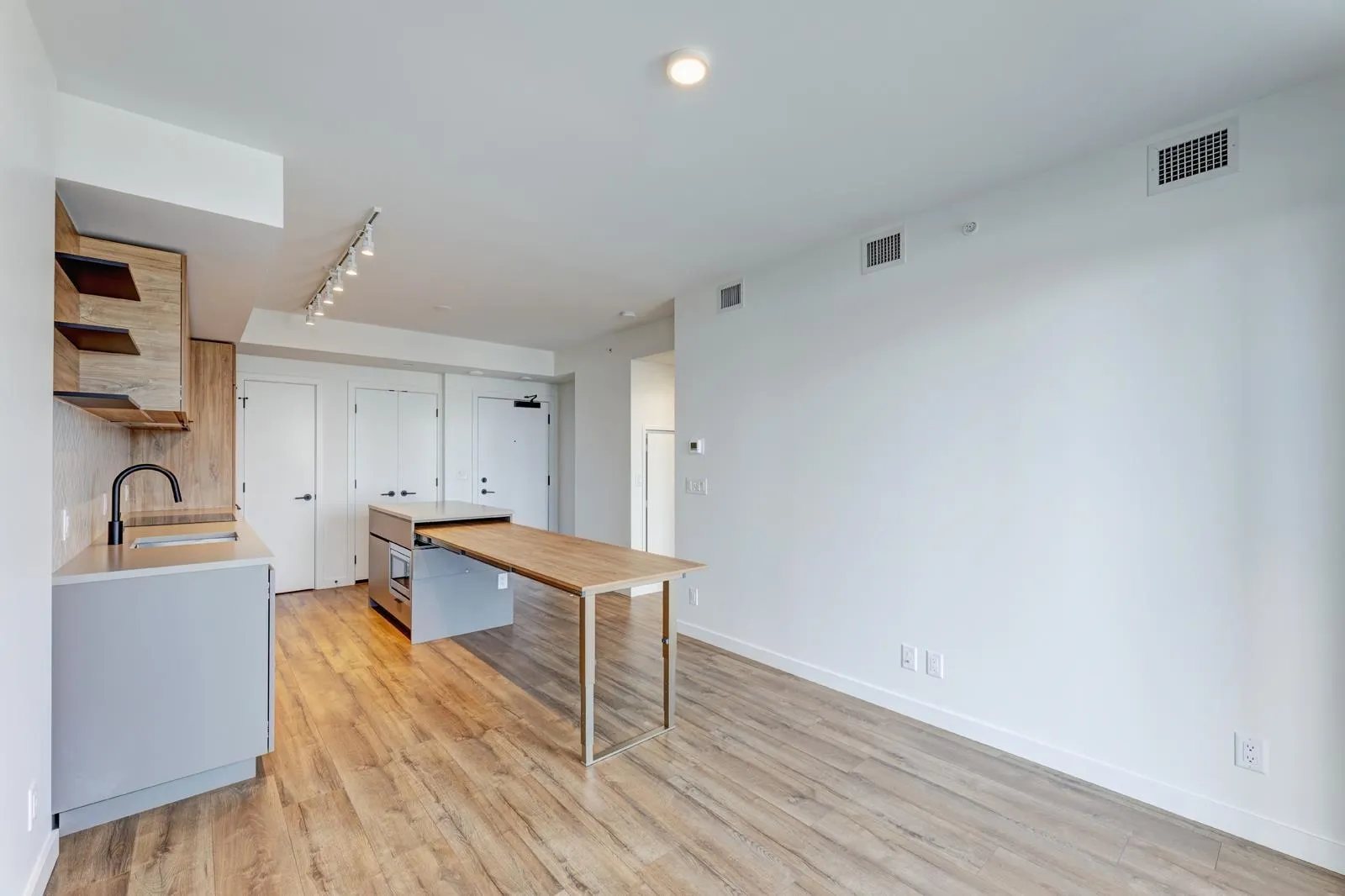 23xx 10448 University Drive