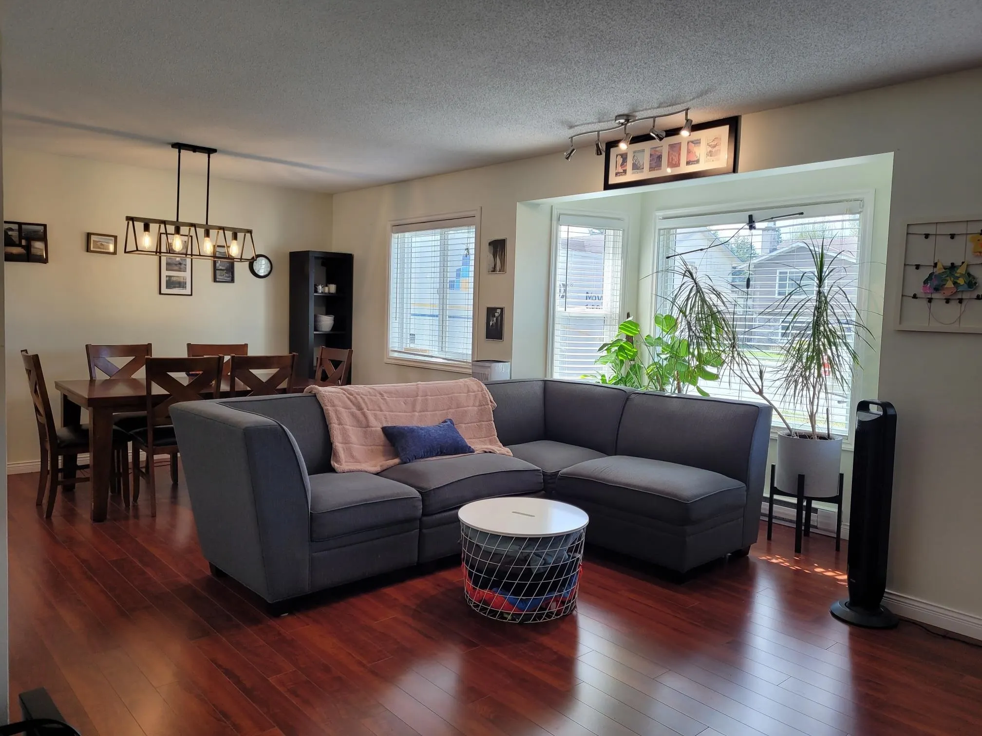 3712 Dunsmuir Way