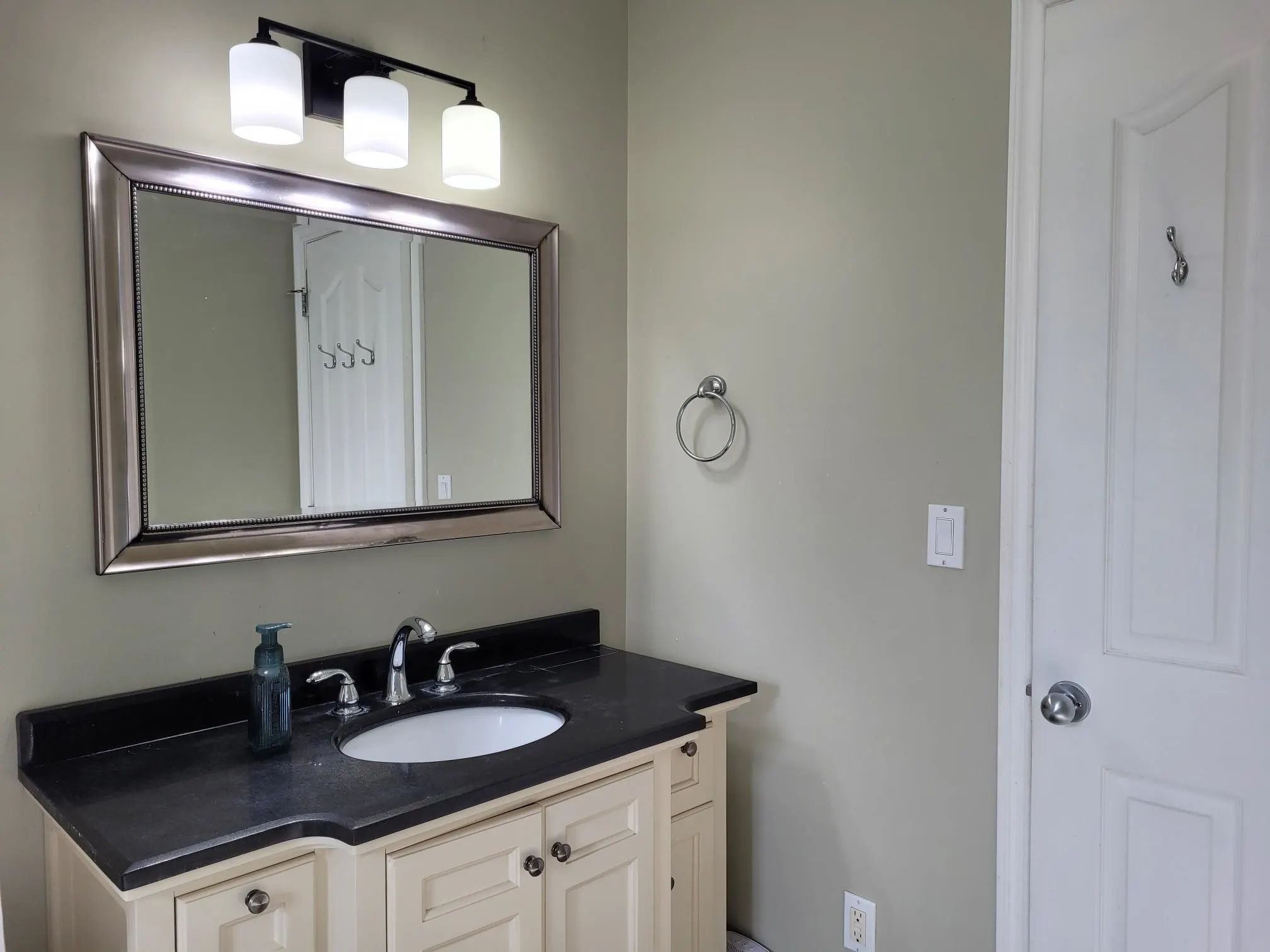 3712 Dunsmuir Way