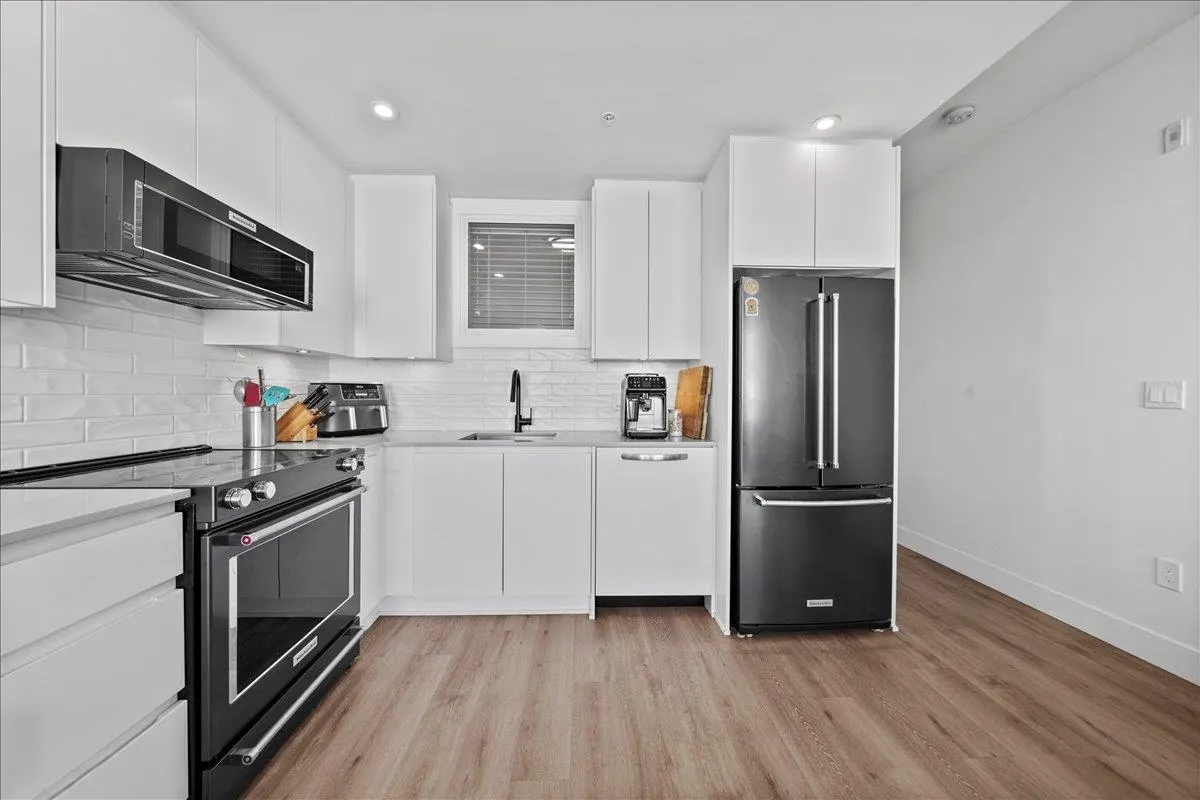 2303 2180 Kelly Avenue