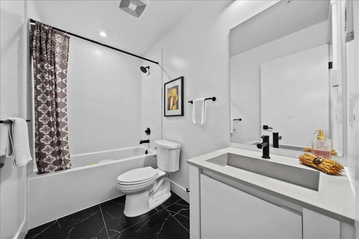 2303 2180 Kelly Avenue