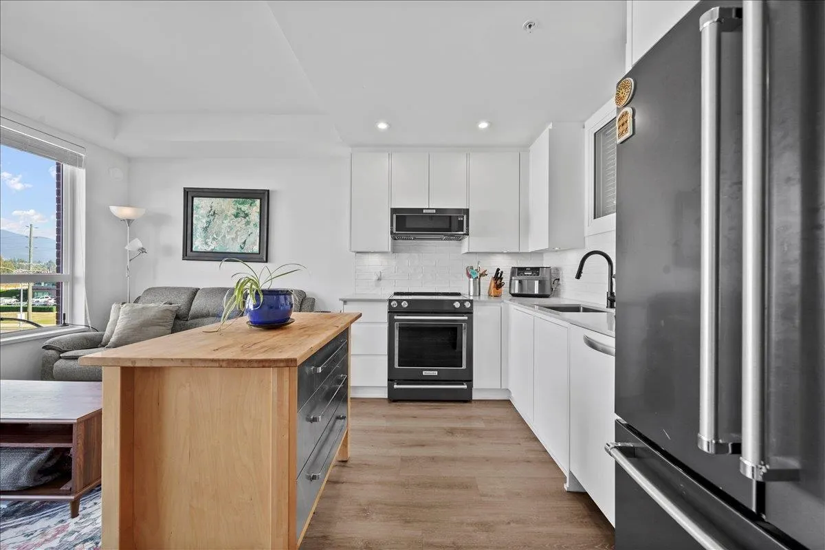 2303 2180 Kelly Avenue