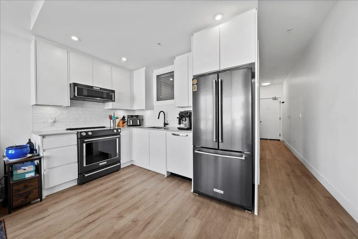 2303 2180 Kelly Avenue