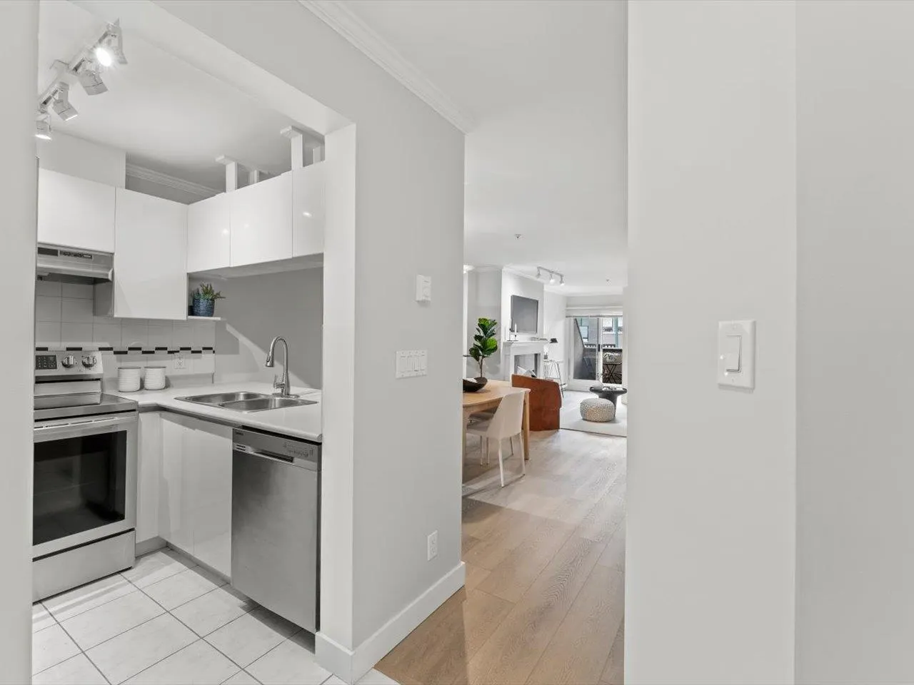 205 3638 W Broadway