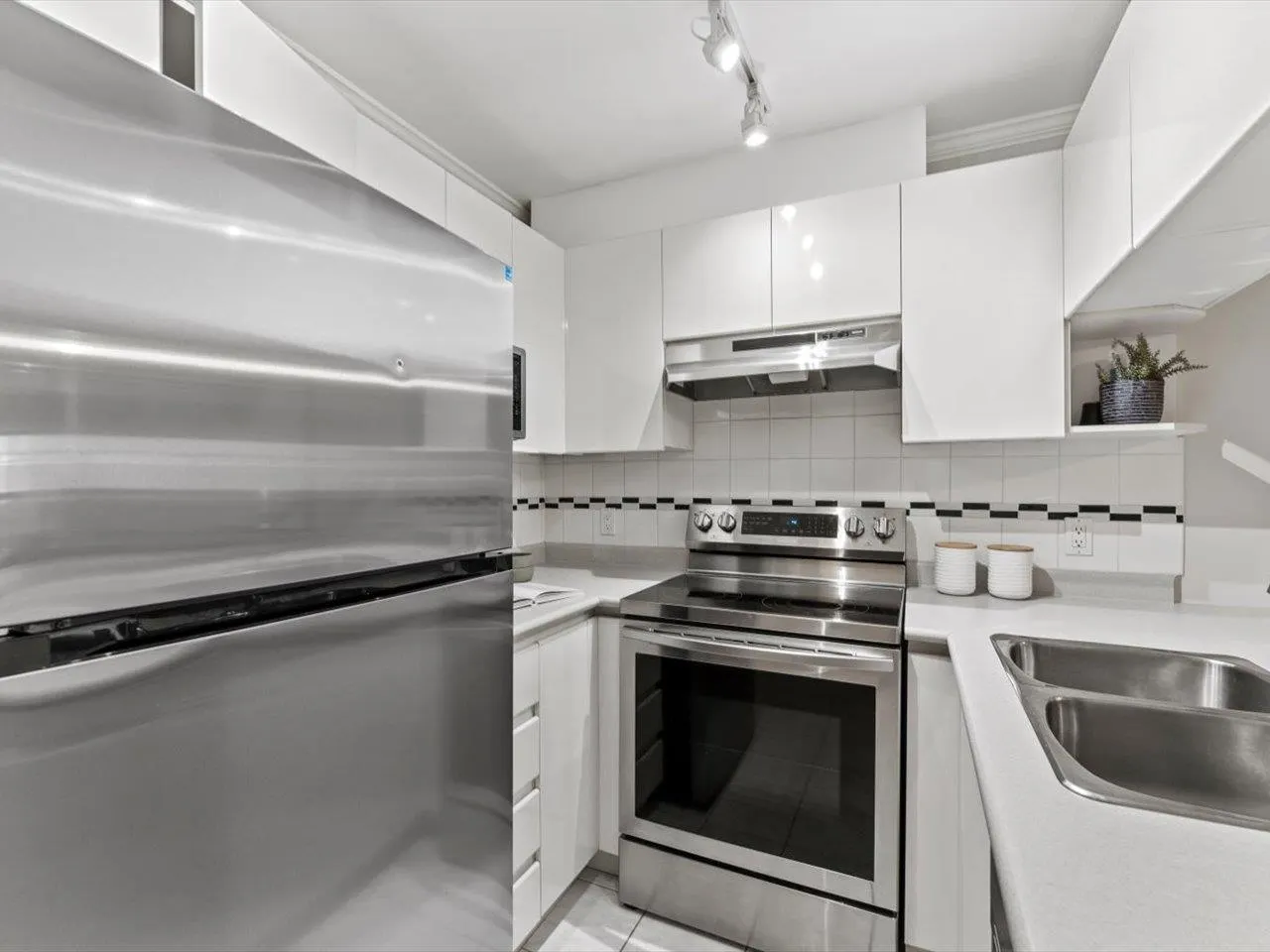 205 3638 W Broadway