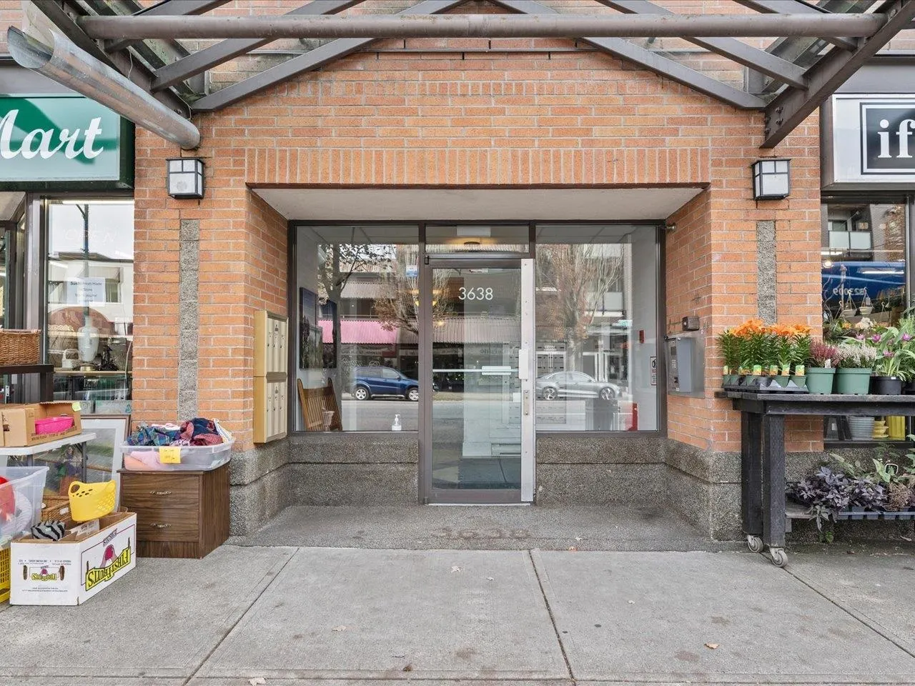 205 3638 W Broadway