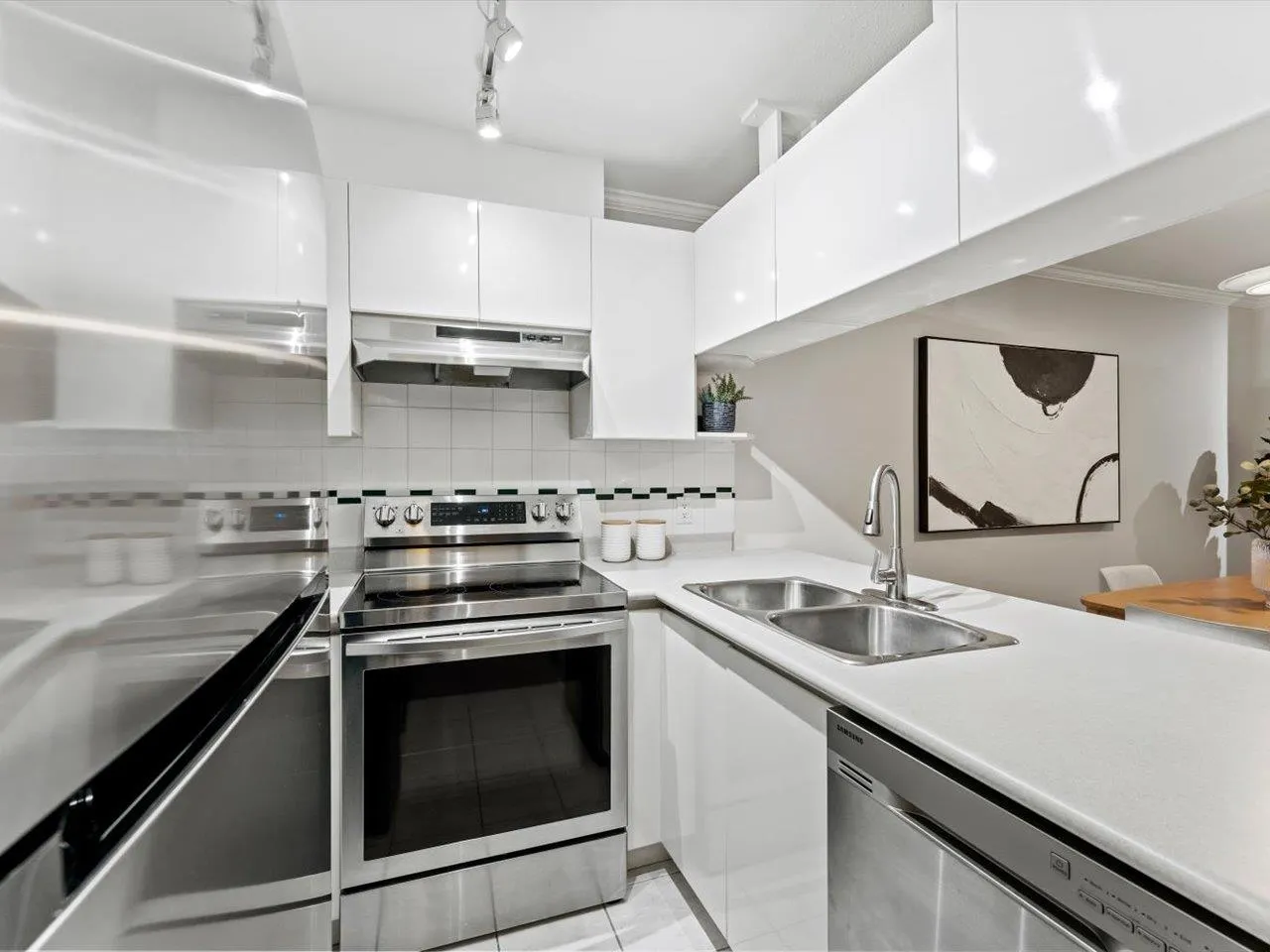 205 3638 W Broadway