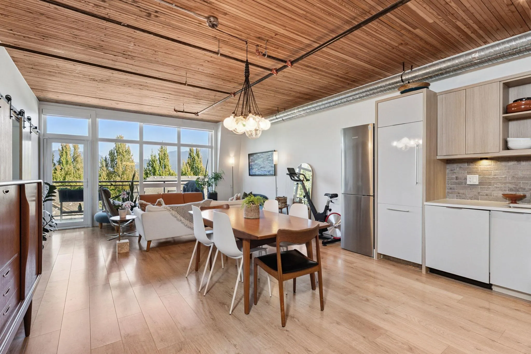 403 4223 Hastings Street