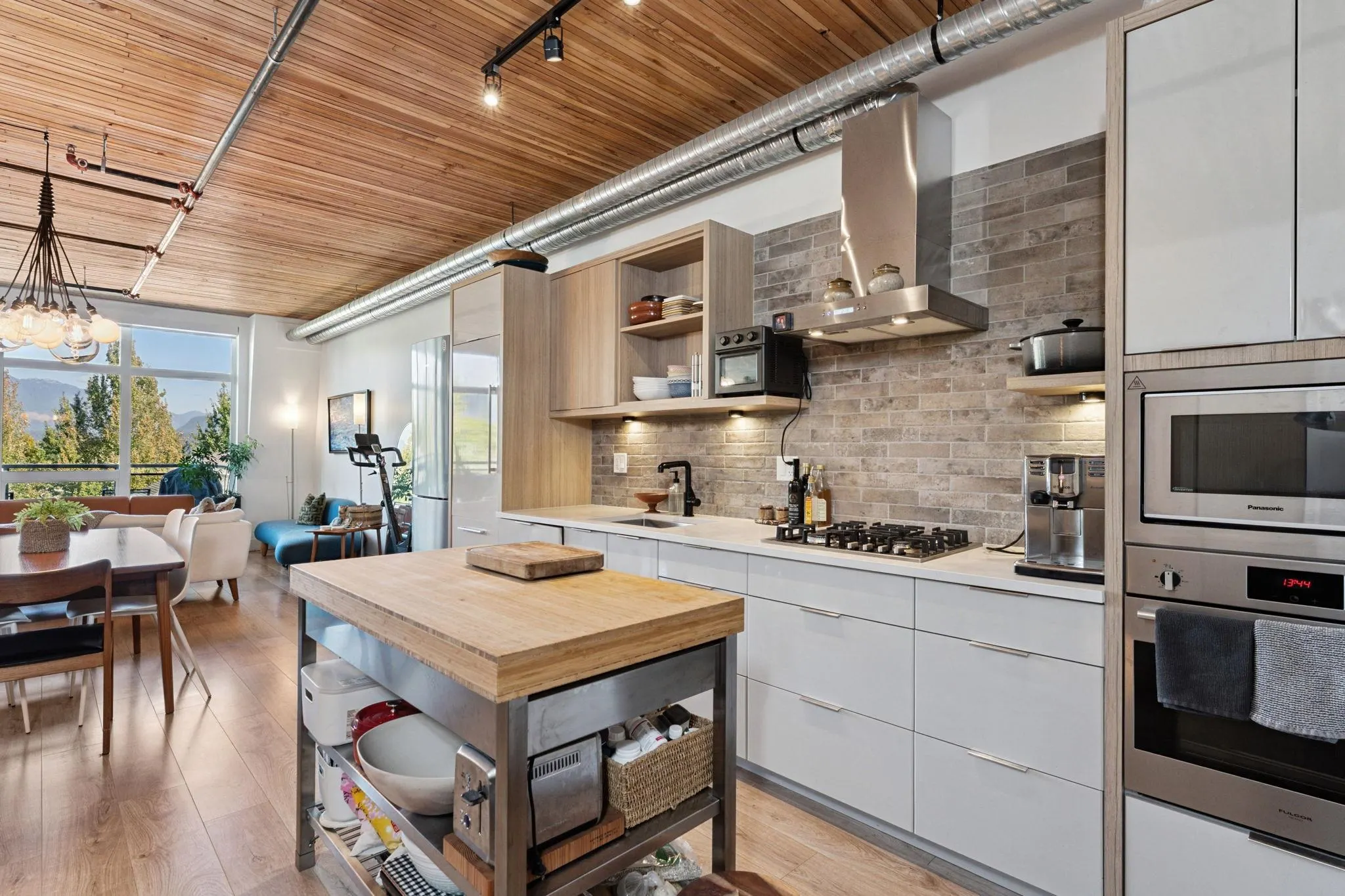 403 4223 Hastings Street