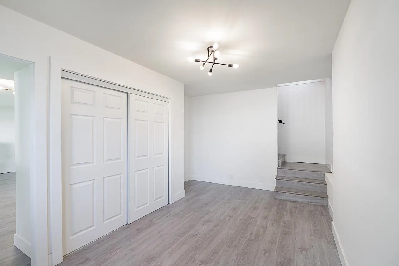 4346 Dundas Street