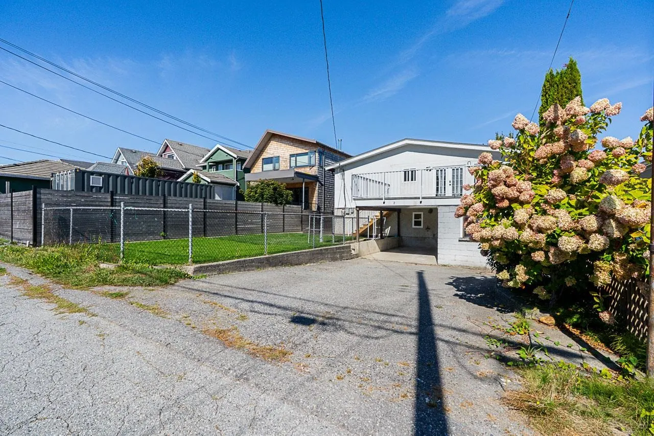 4346 Dundas Street
