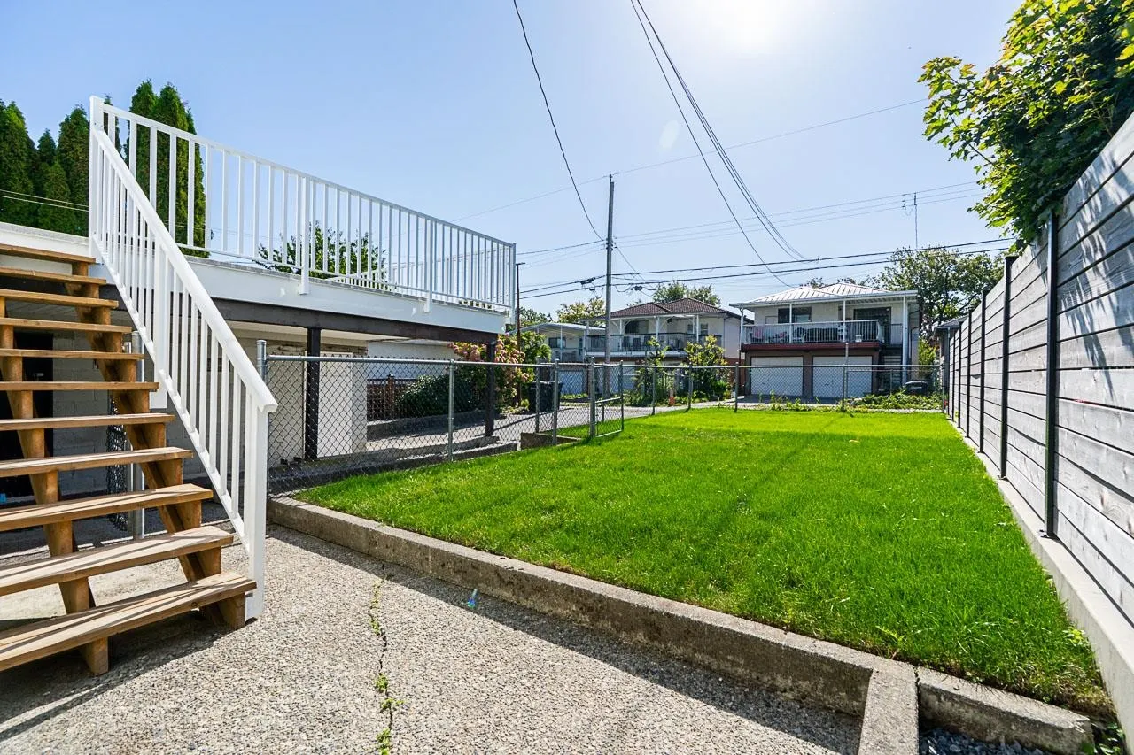 4346 Dundas Street
