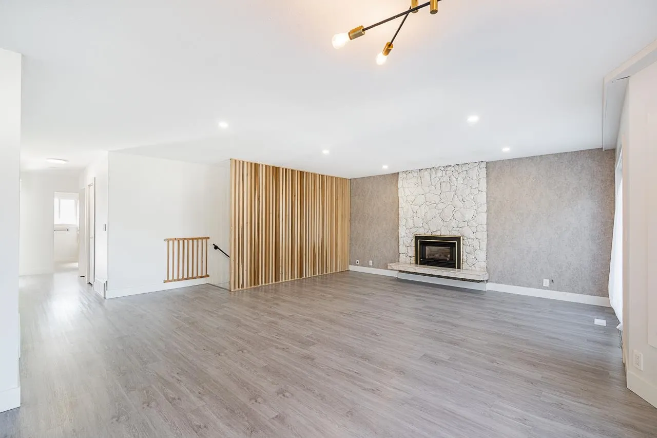 4346 Dundas Street