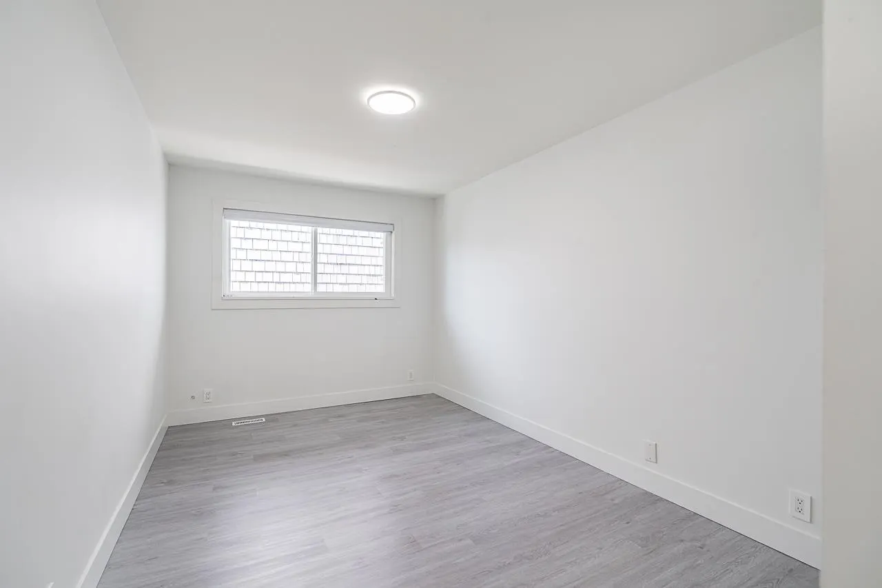 4346 Dundas Street