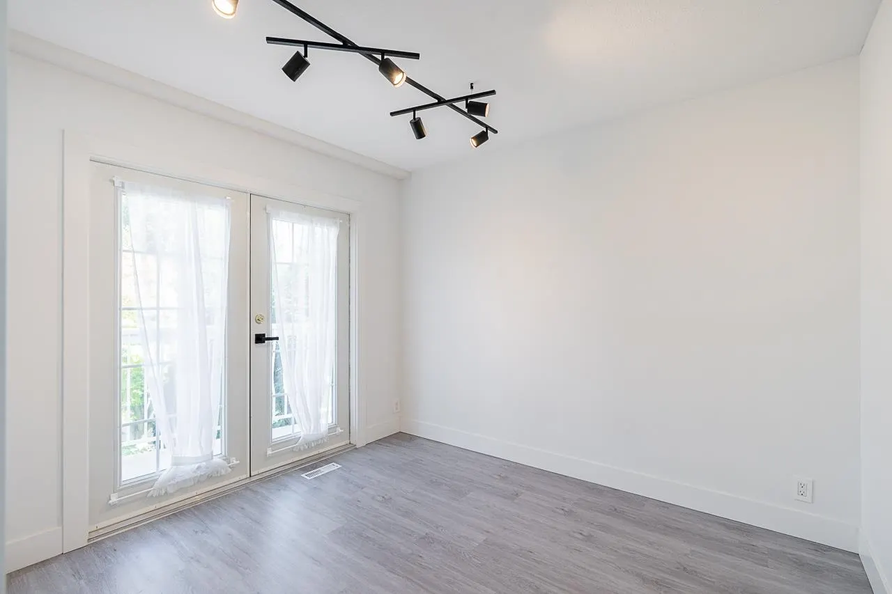 4346 Dundas Street