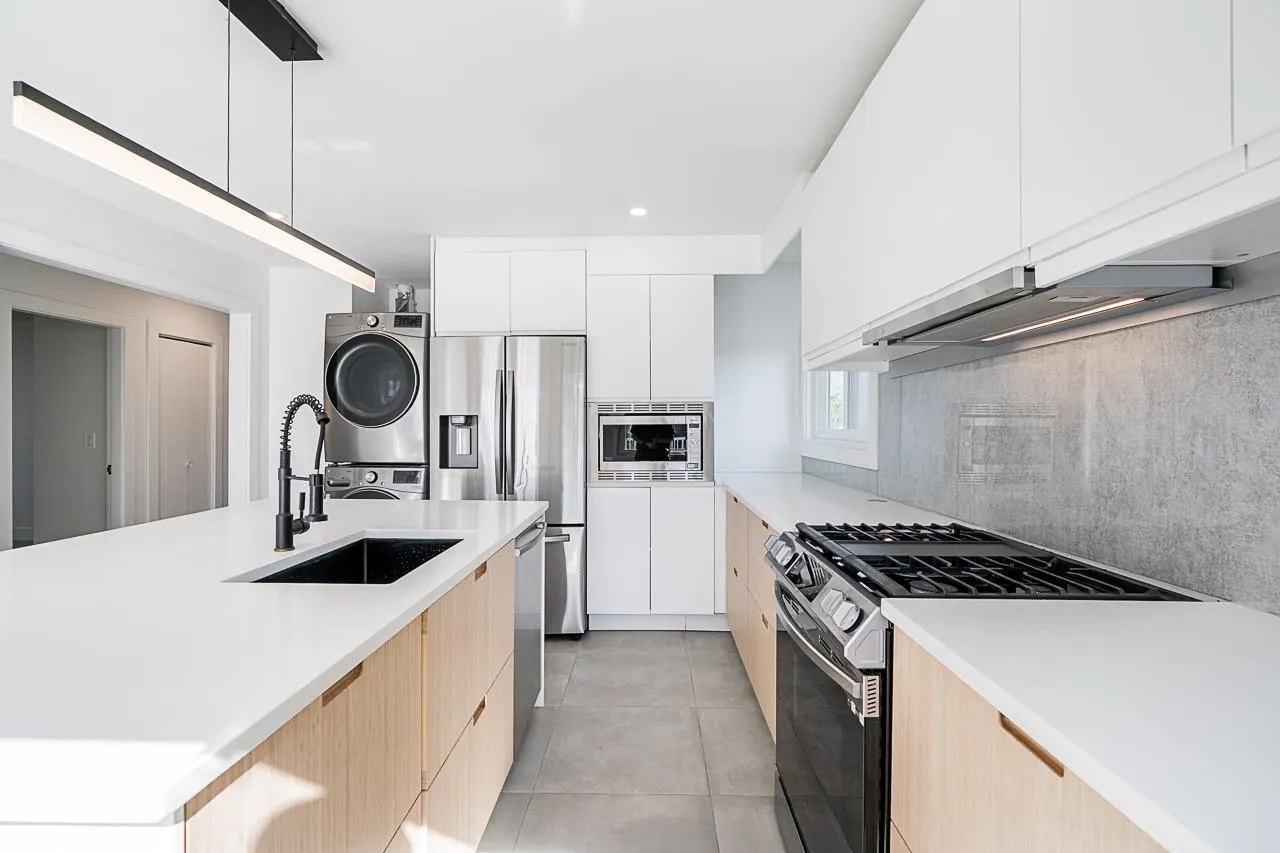4346 Dundas Street
