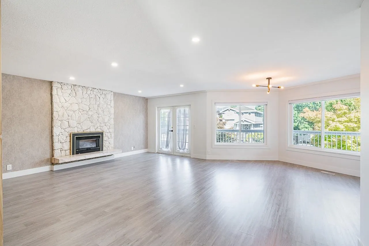 4346 Dundas Street