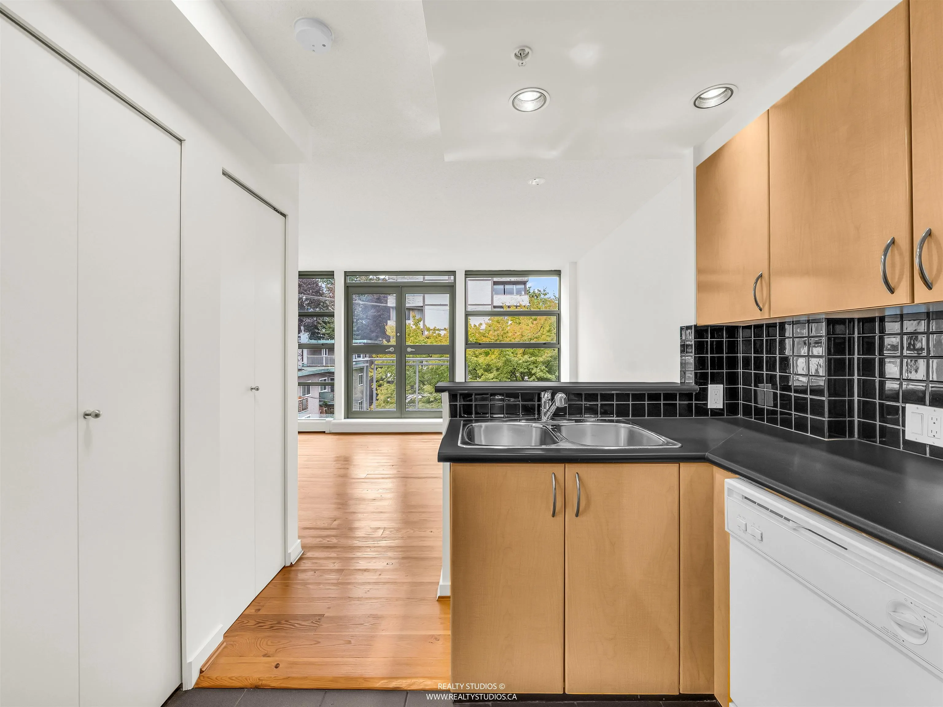 302 1688 Robson Street