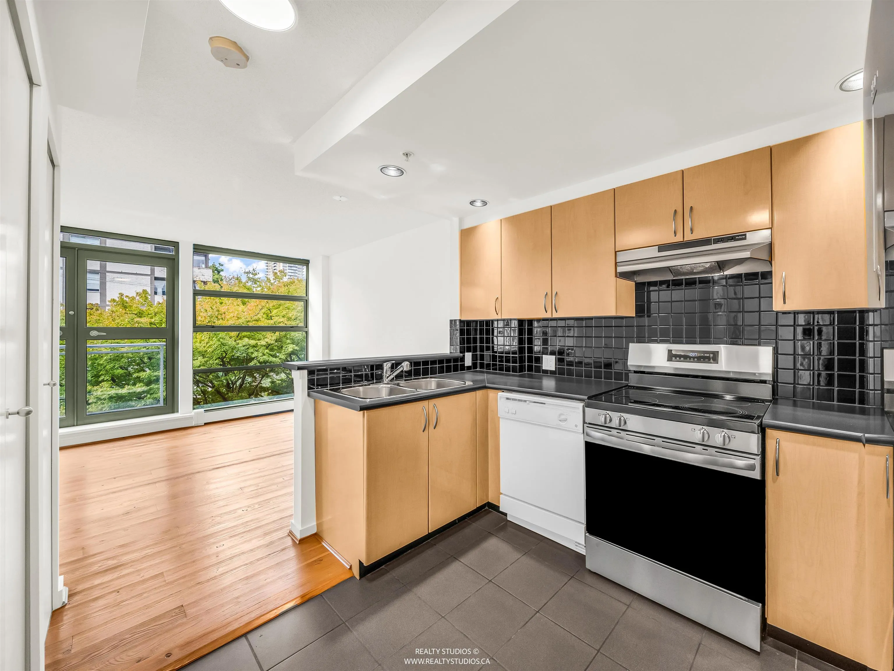 302 1688 Robson Street