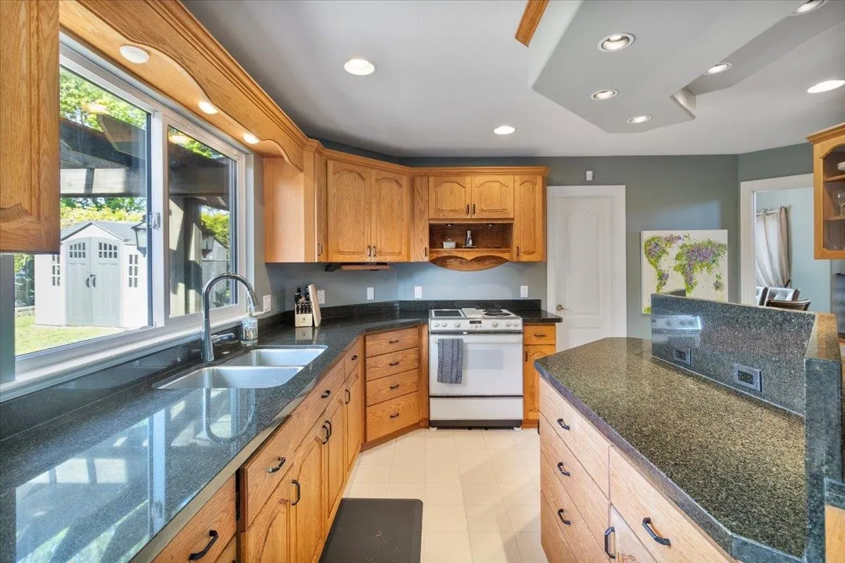 10413 Tamarack Crescent