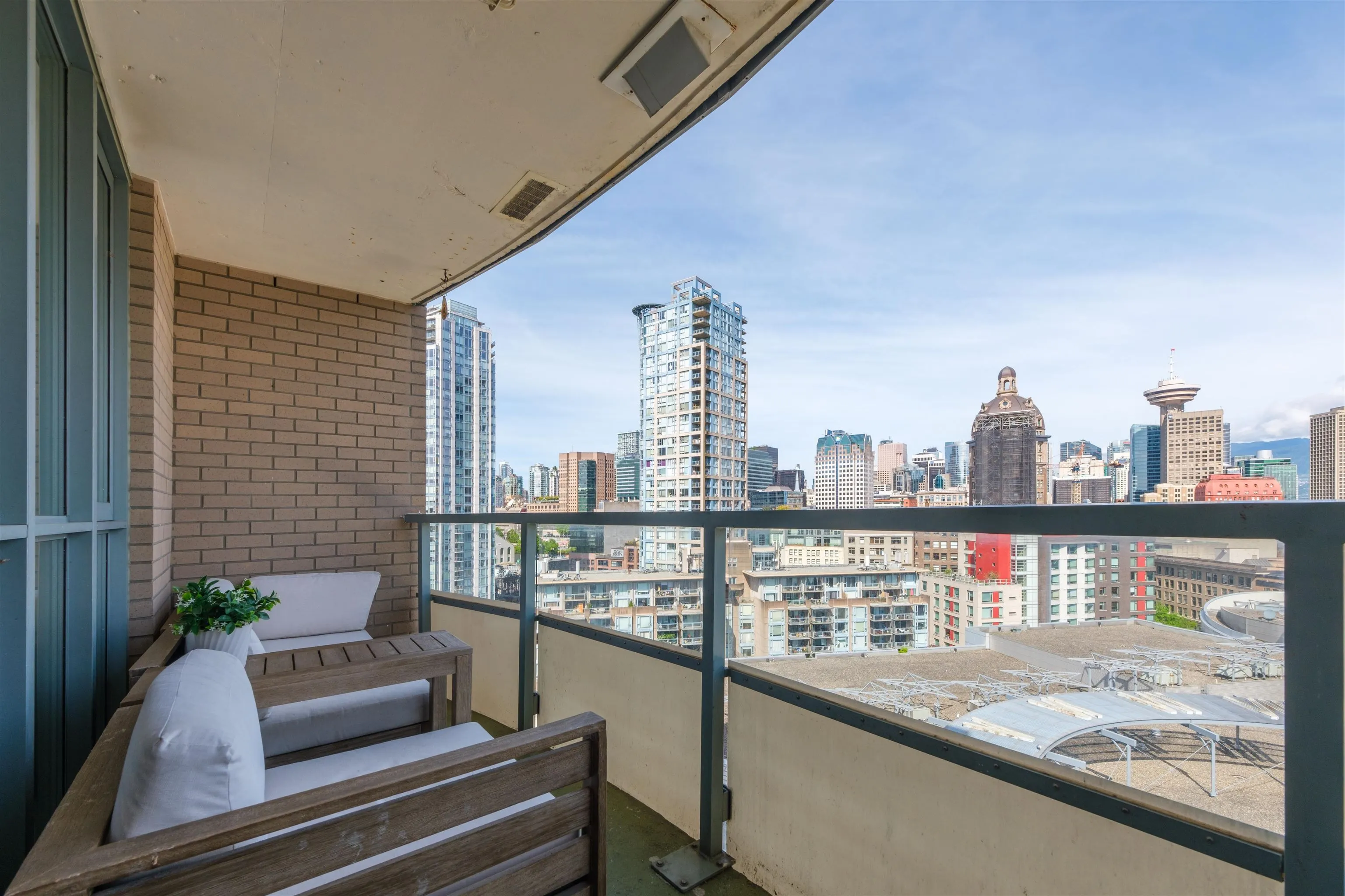 1703 63 Keefer Place
