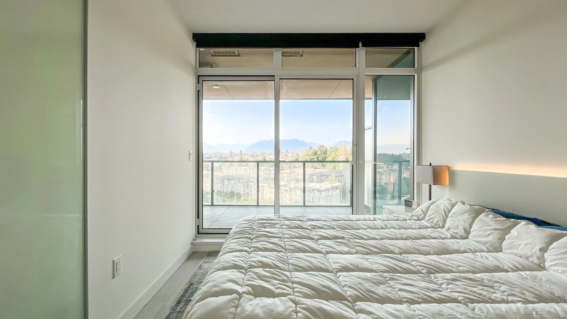 1106 4890 Lougheed Highway