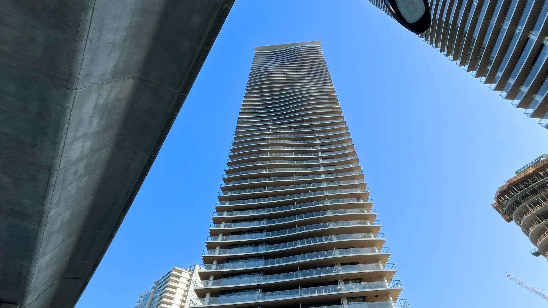 1106 4890 Lougheed Highway