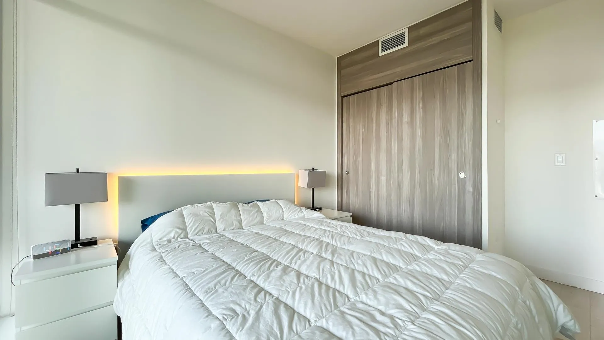 1106 4890 Lougheed Highway