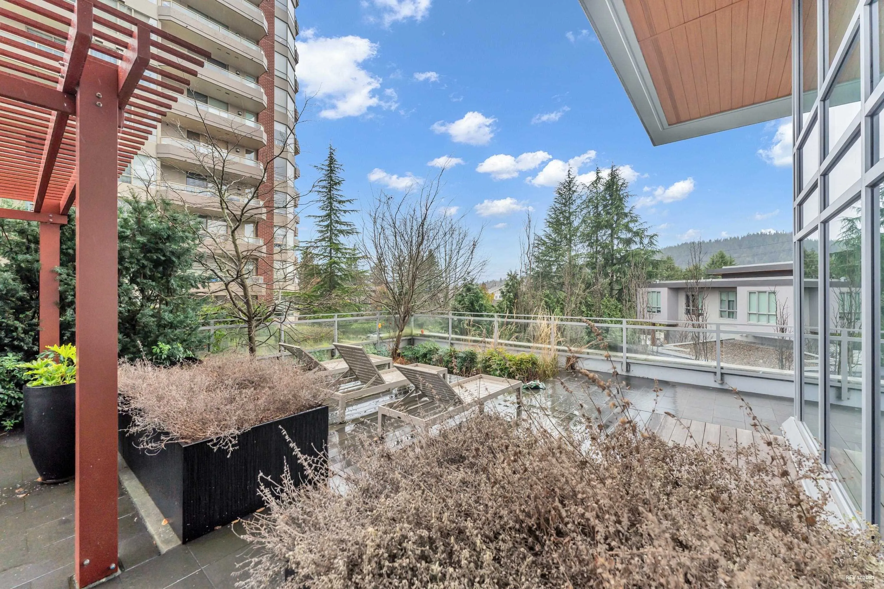 1002 520 Como Lake Avenue