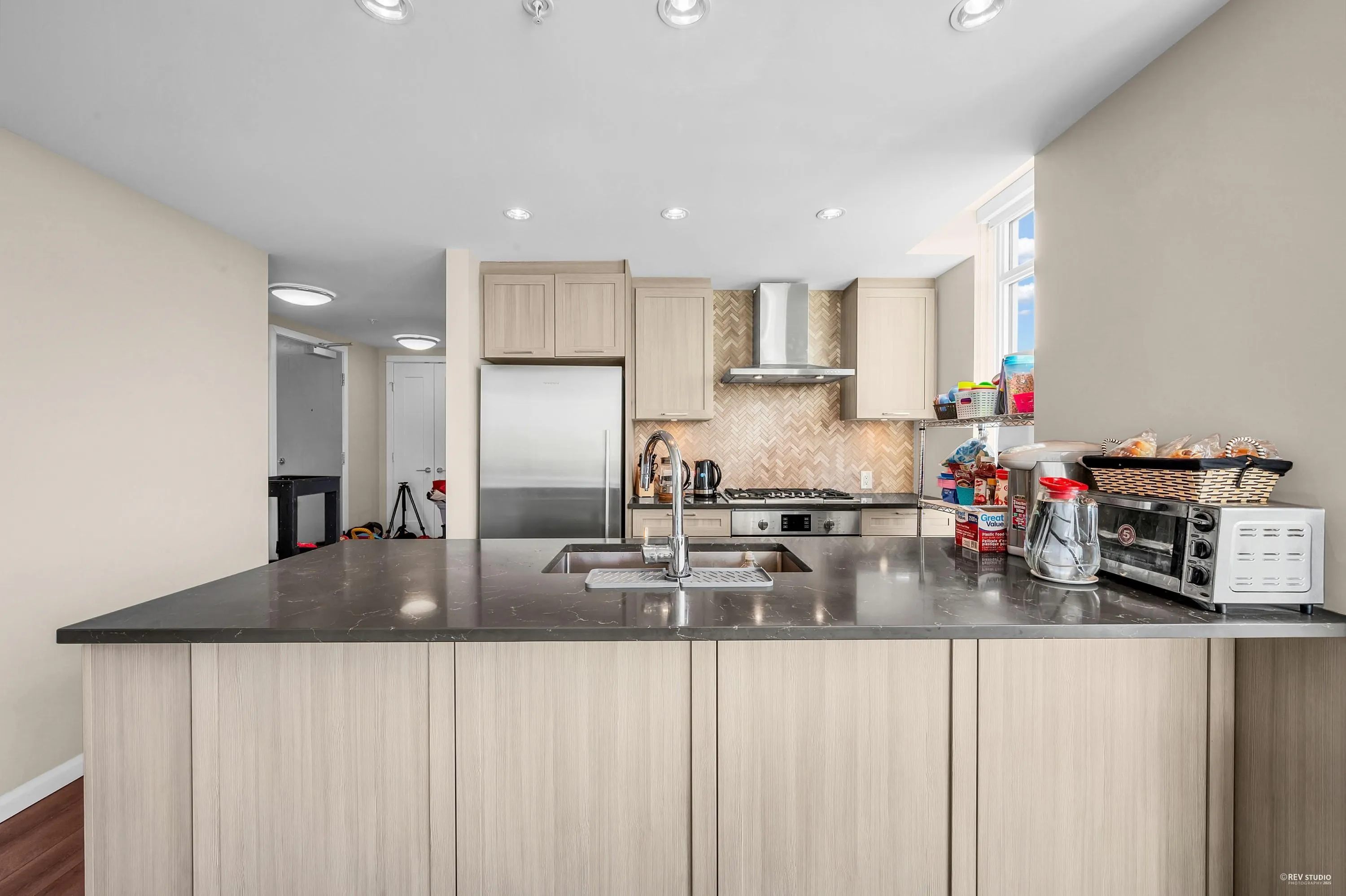 1002 520 Como Lake Avenue