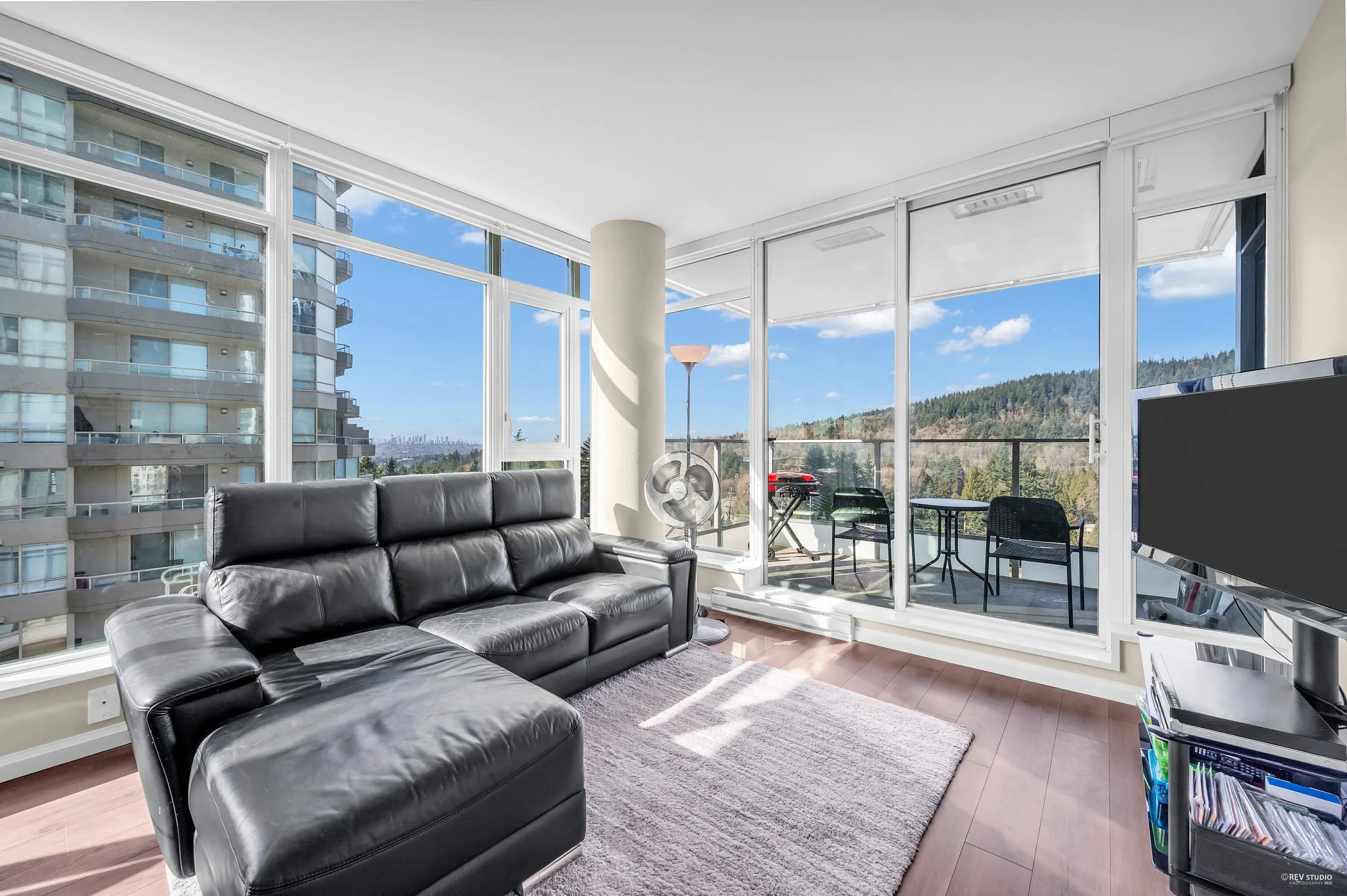 1002 520 Como Lake Avenue